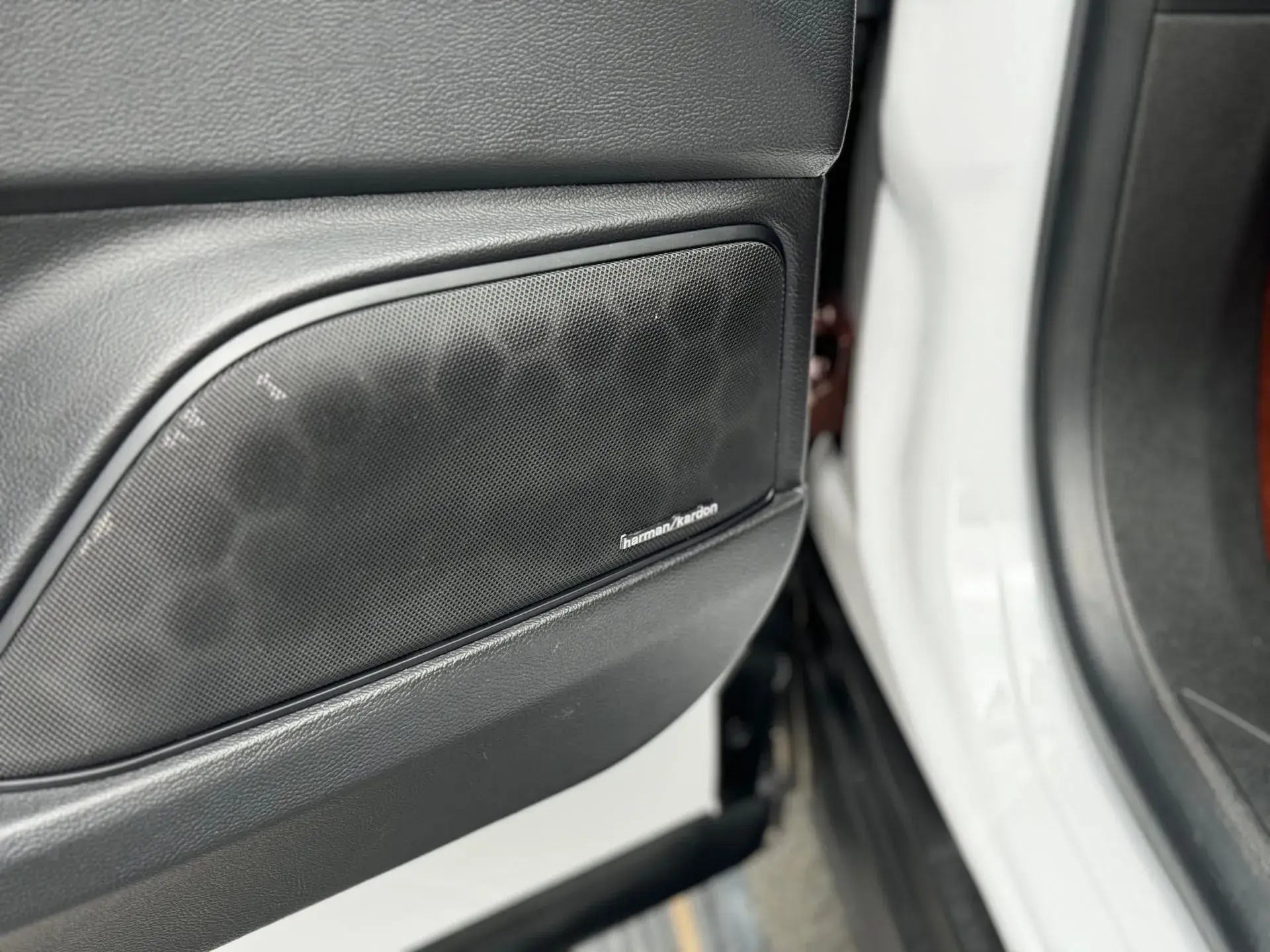 2018 MASERATI LEVANTE thumbnail 3