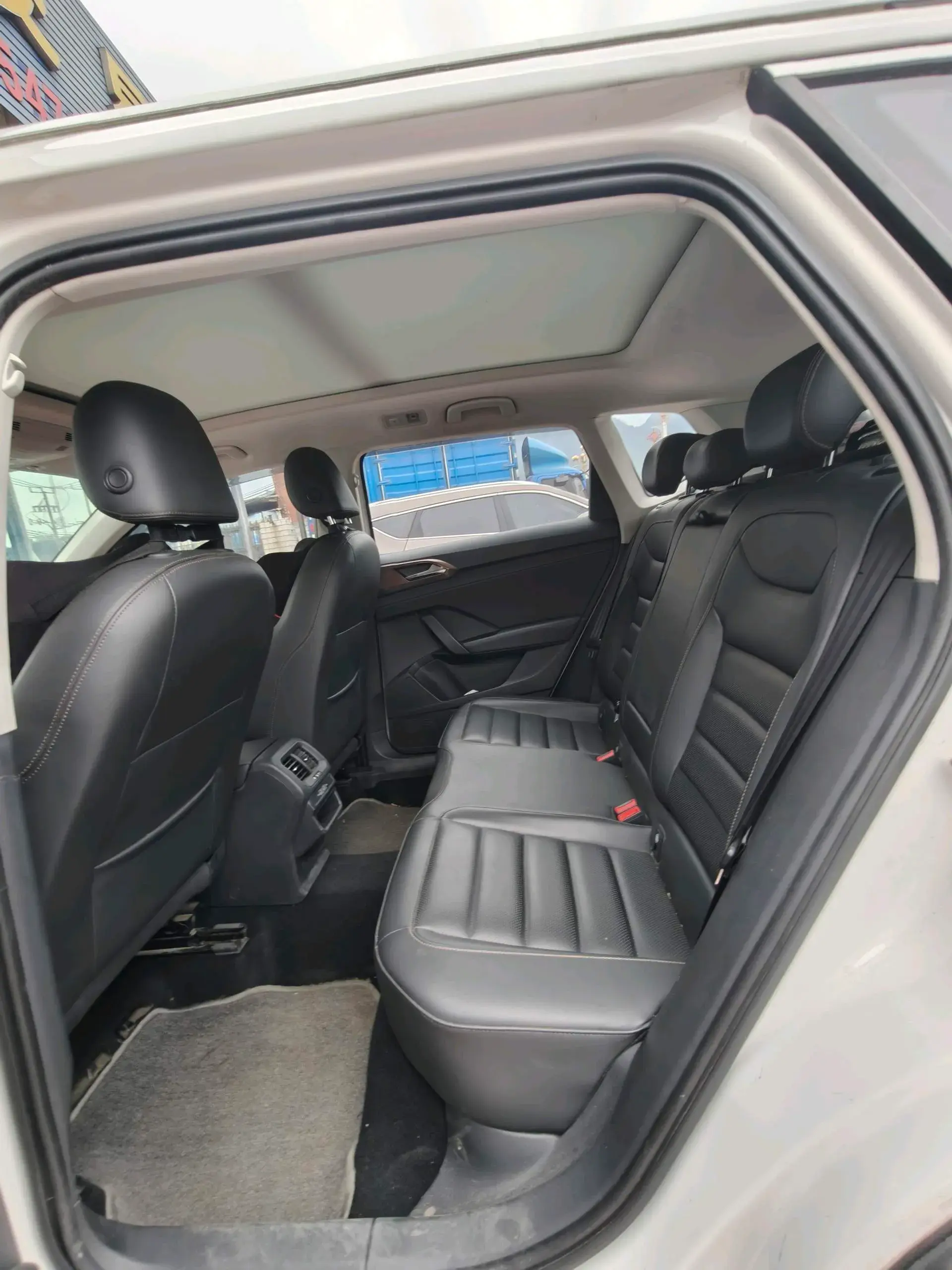 2019 VOLKSWAGEN THARU thumbnail 4