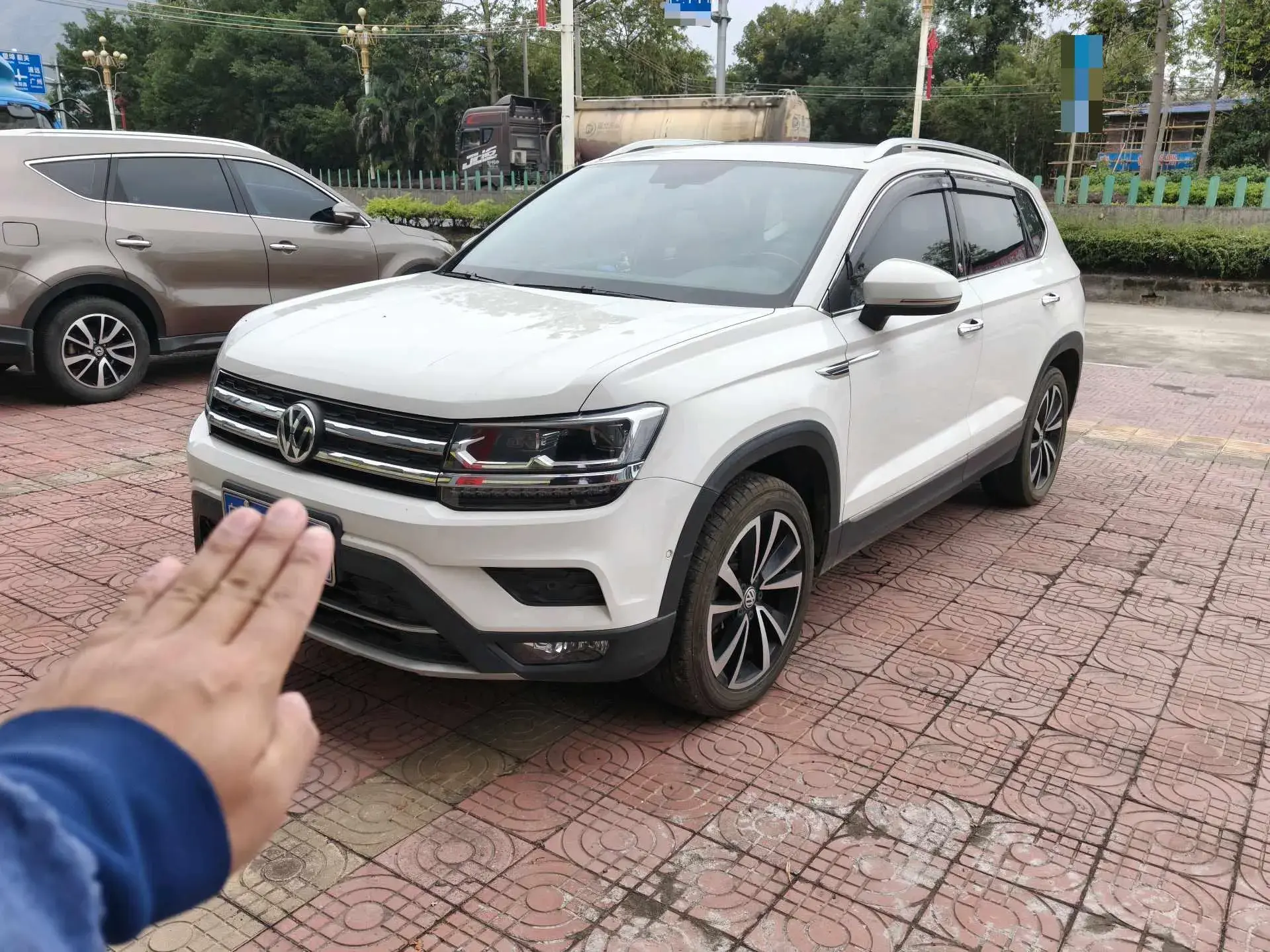 2019 VOLKSWAGEN THARU view 1