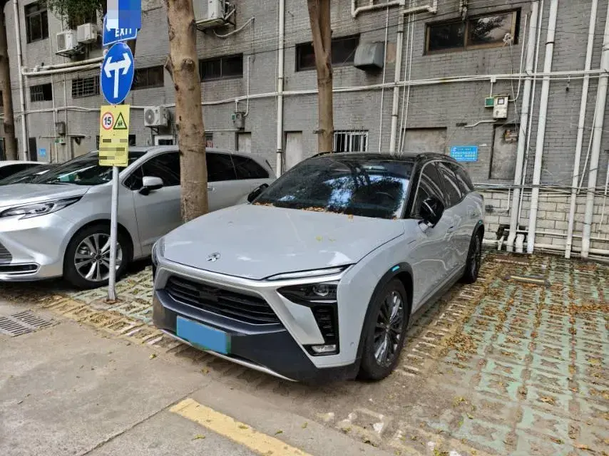 2022 NIO ES8 view 1