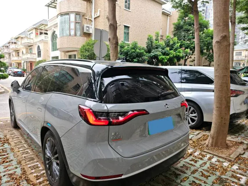 2022 NIO ES8 thumbnail 3