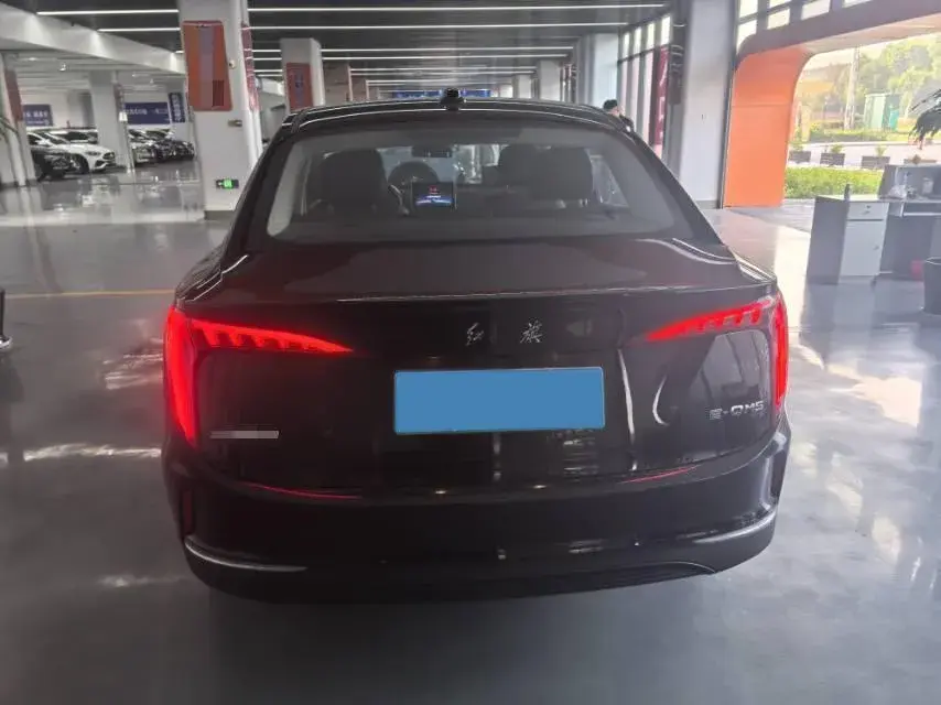 2022 HONGQI E-QM5 thumbnail 4