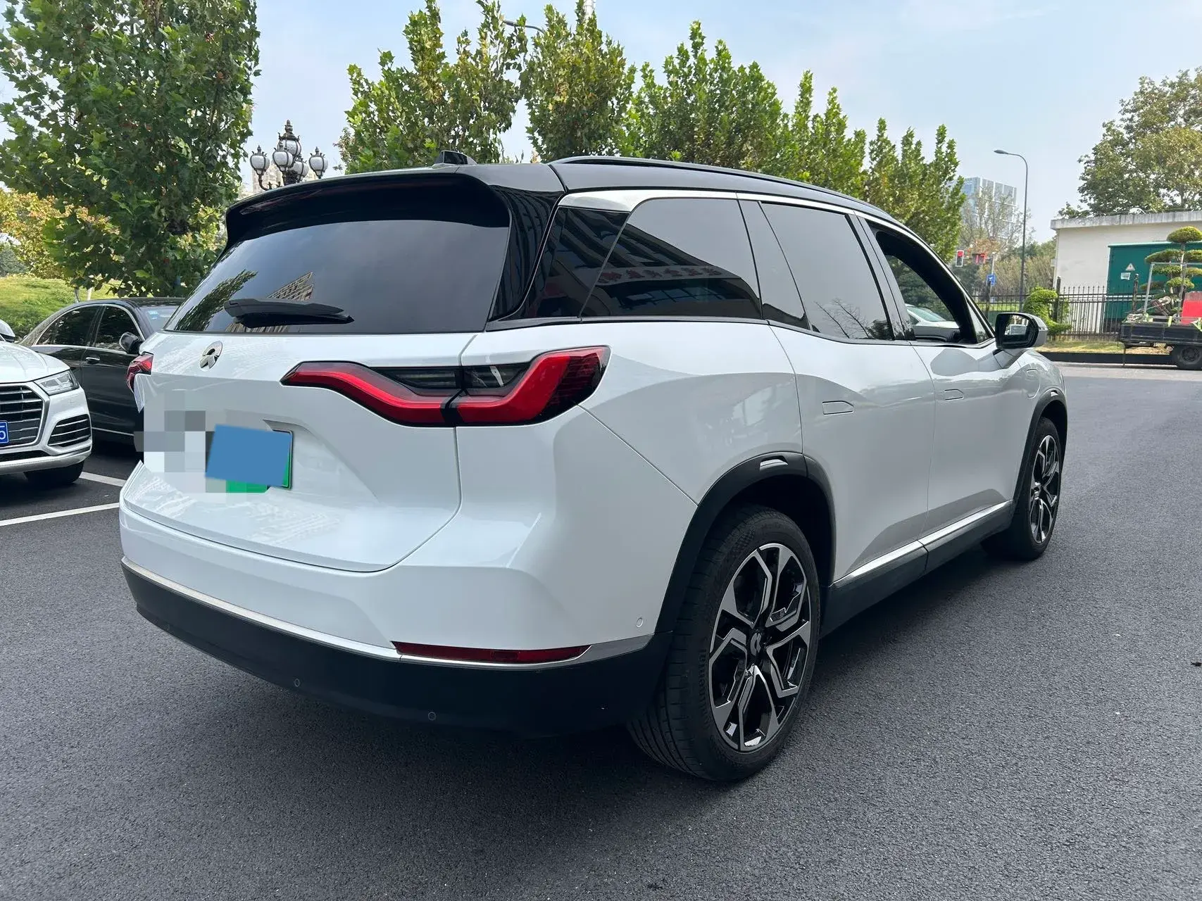 2020 NIO ES8 thumbnail 2