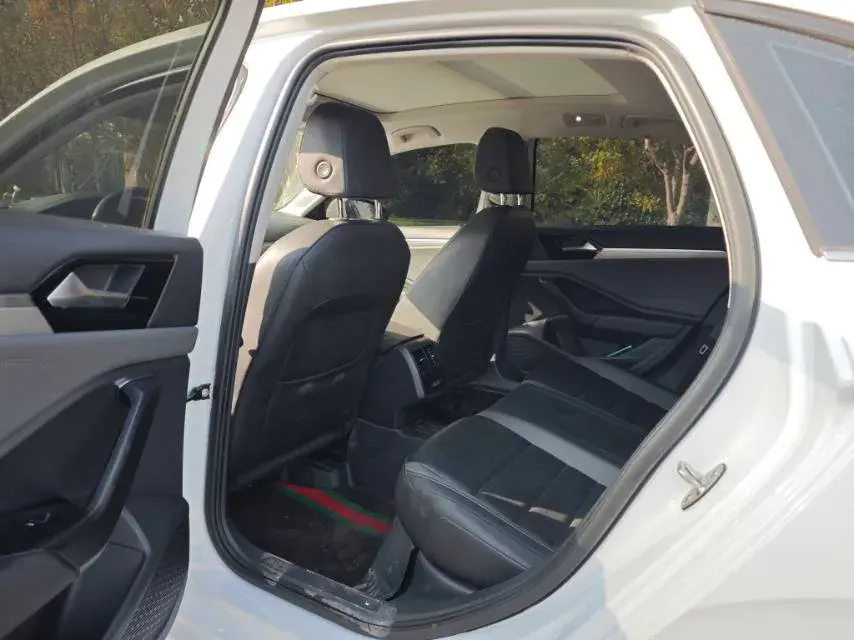 2021 VOLKSWAGEN SAGITAR thumbnail 4