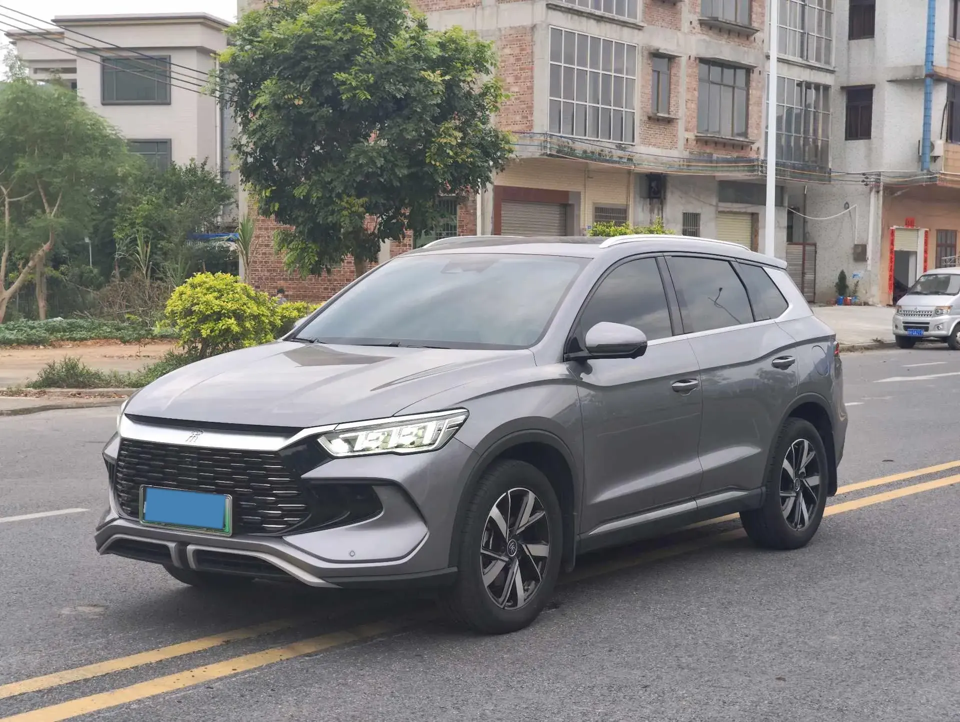 2023 BYD SONG view 1