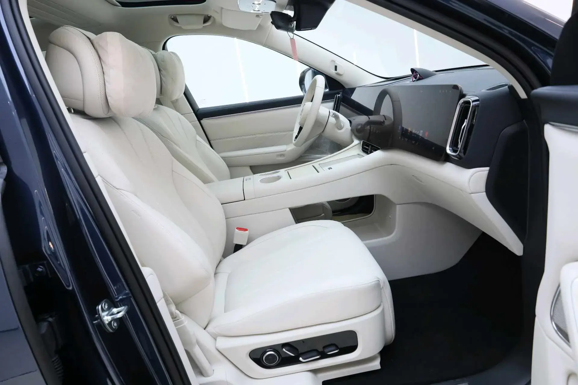 2025 AITO AITO thumbnail 3