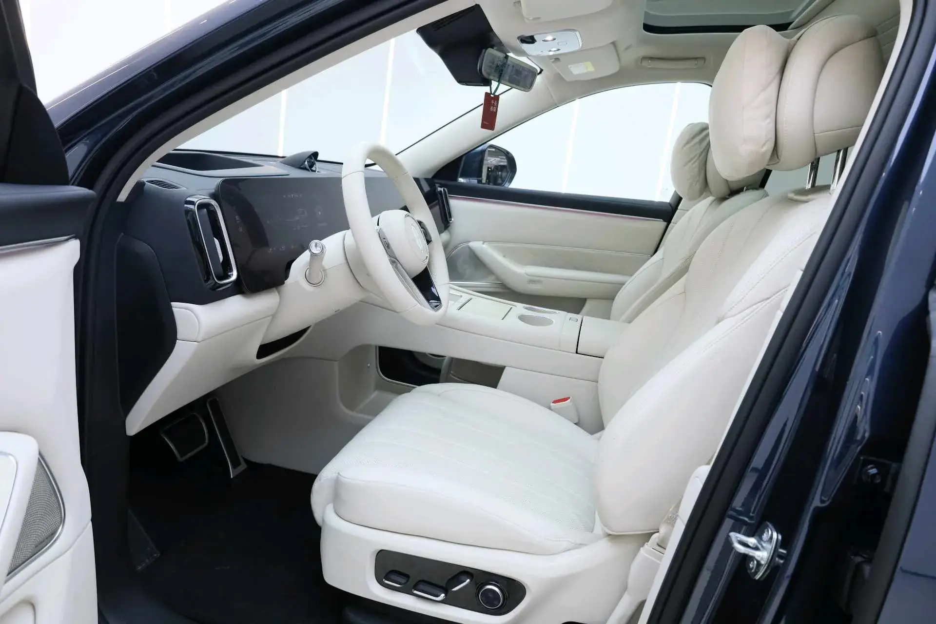 2025 AITO AITO thumbnail 4