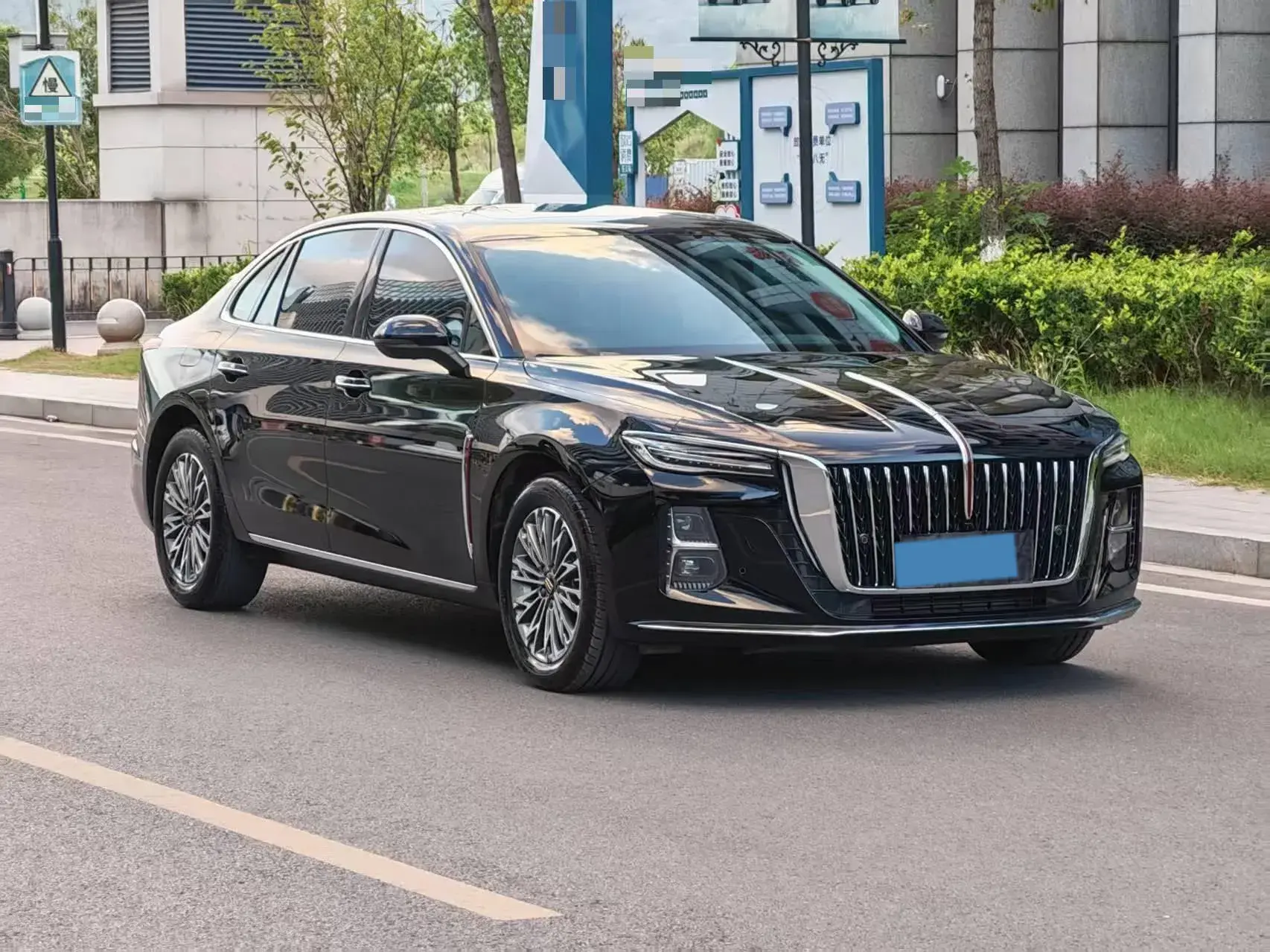 2025 HONGQI H5 thumbnail 3