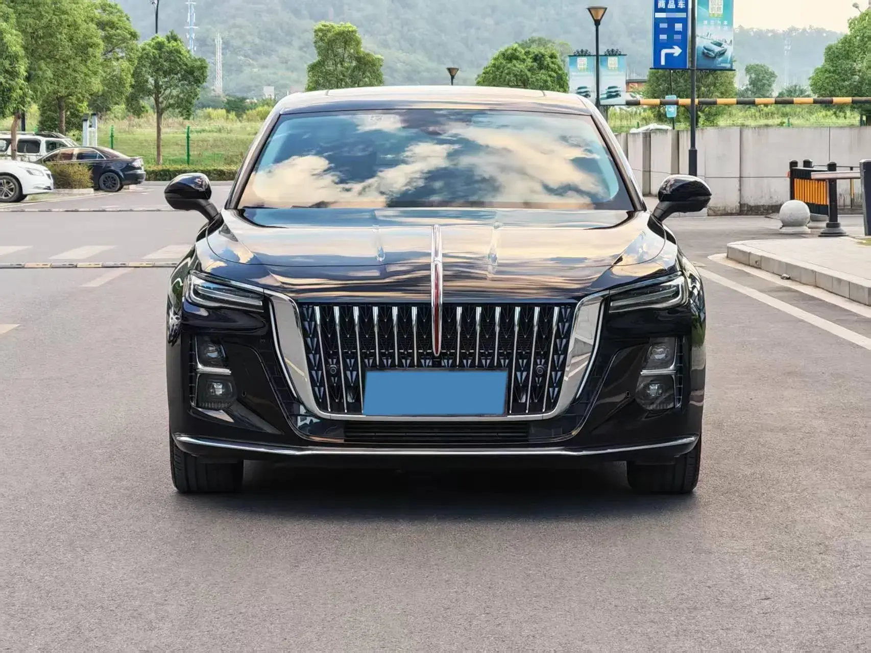2025 HONGQI H5 thumbnail 2