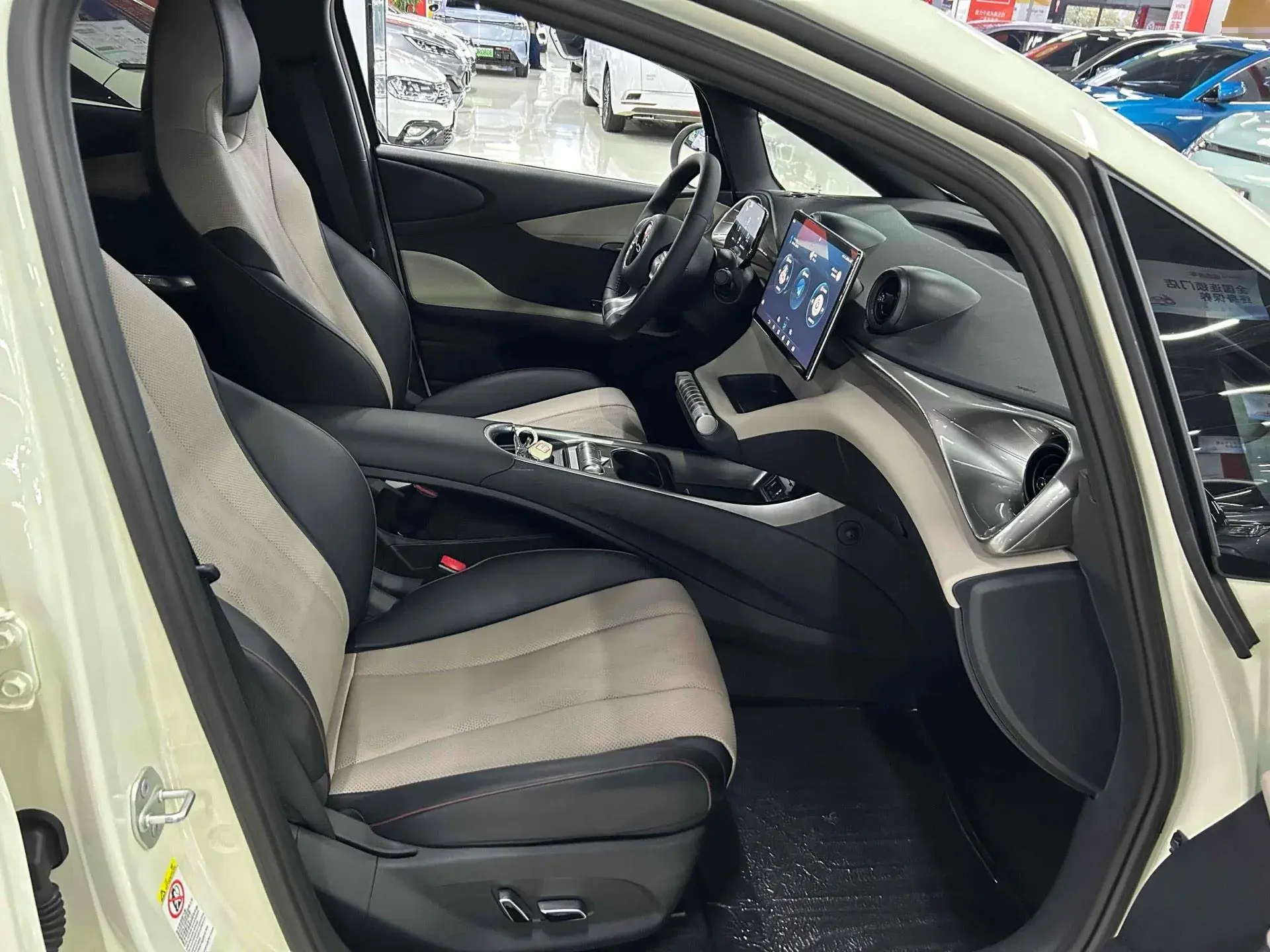 2023 BYD DOLPHIN thumbnail 4