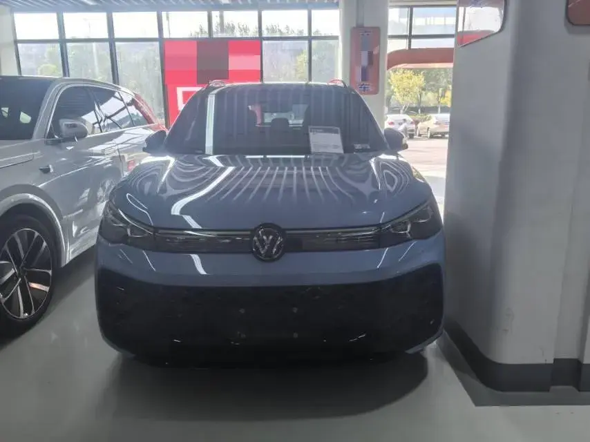 2024 VOLKSWAGEN TIGUAN thumbnail 3