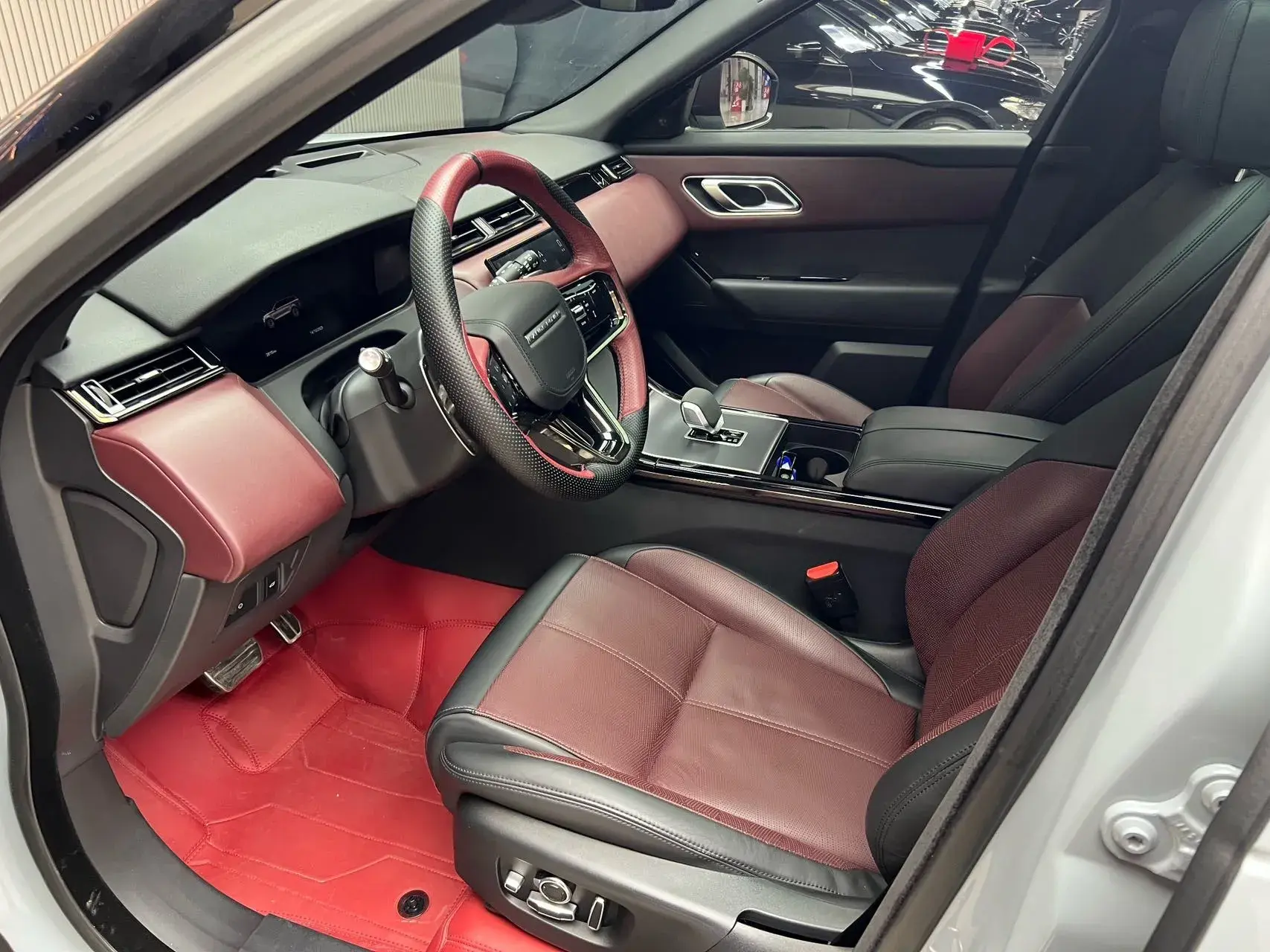 2024 LAND ROVER thumbnail 4