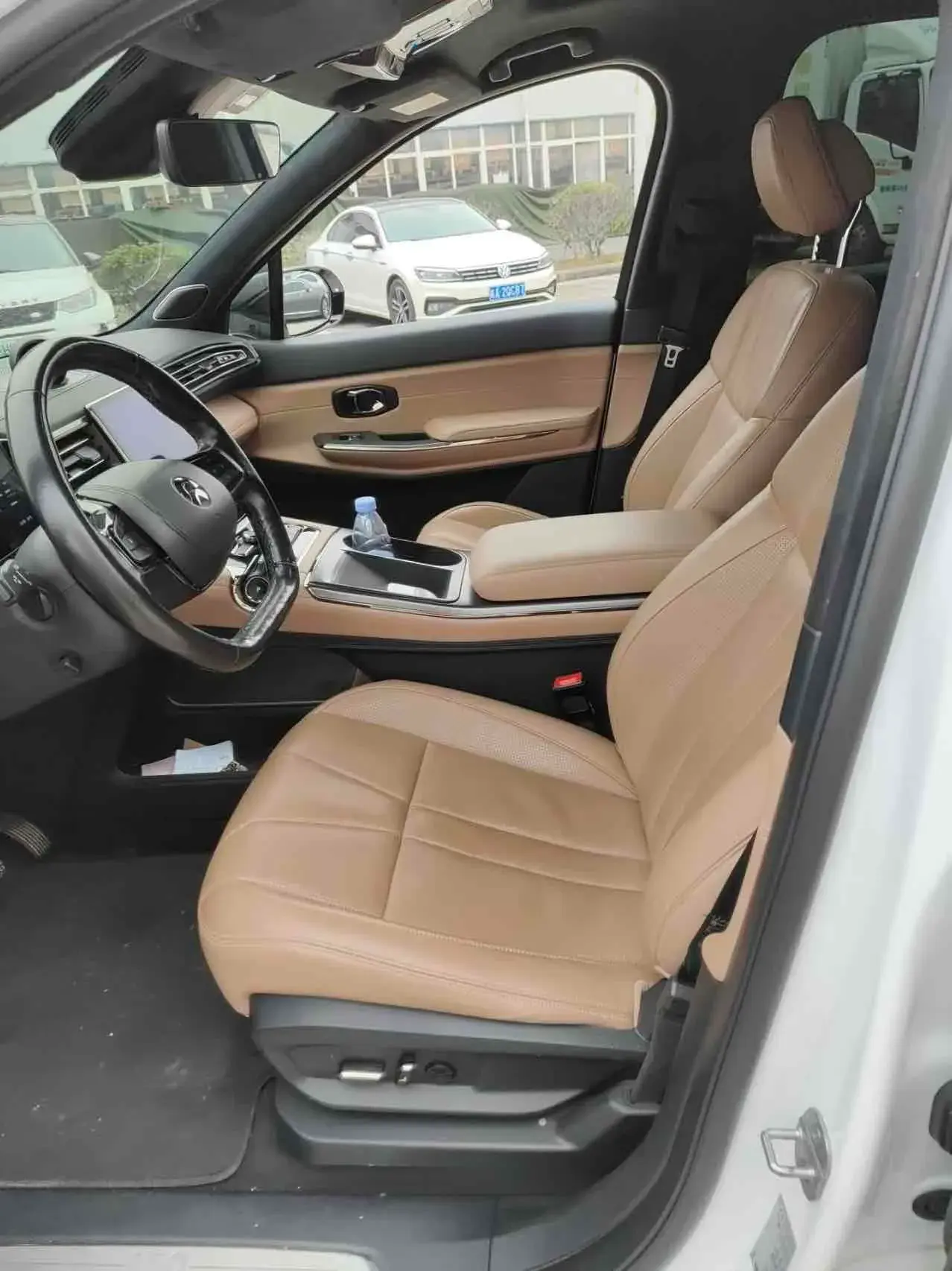 2020 NIO ES8 thumbnail 4