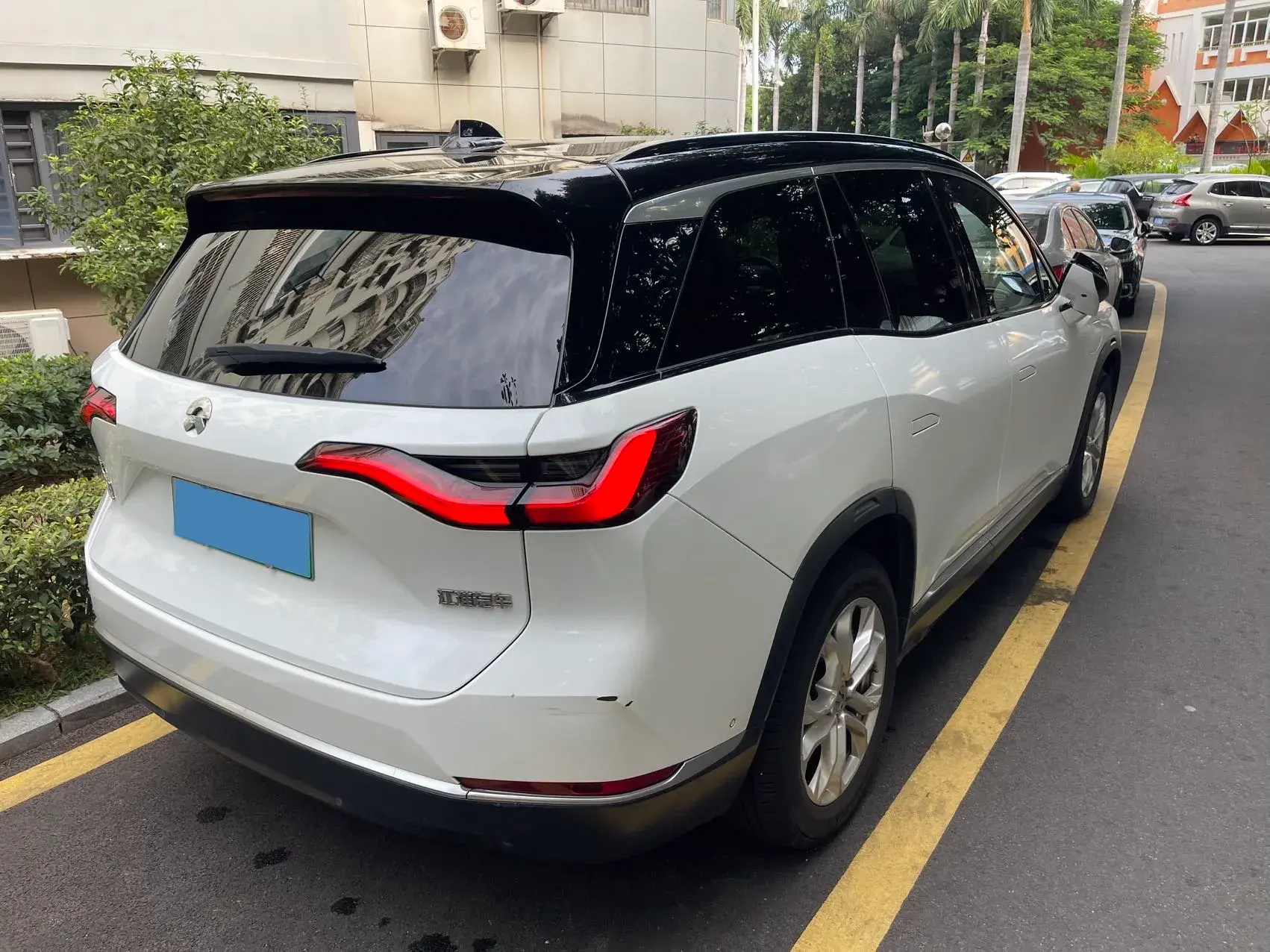 2020 NIO ES8 thumbnail 4