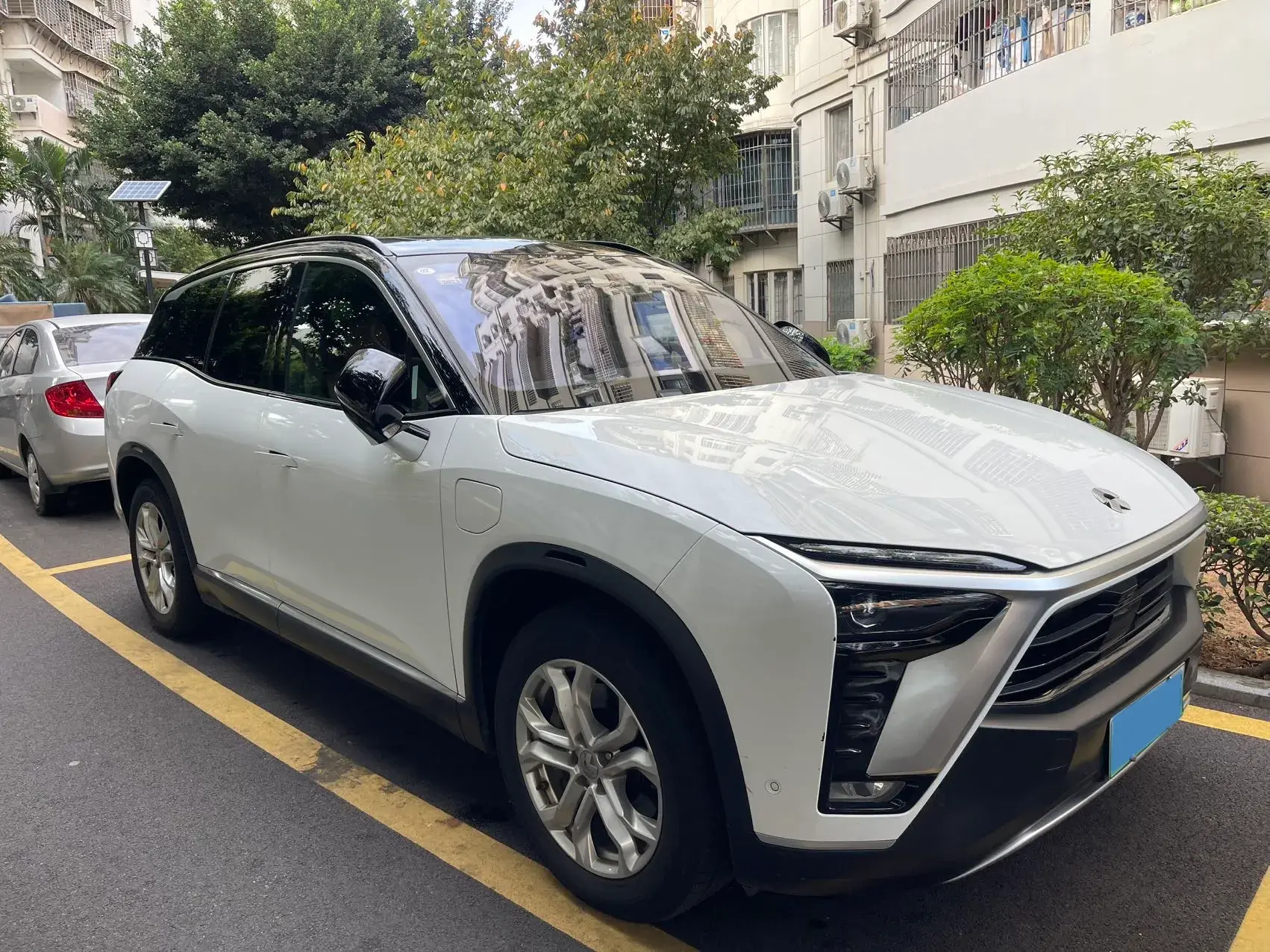 2020 NIO ES8 thumbnail 3