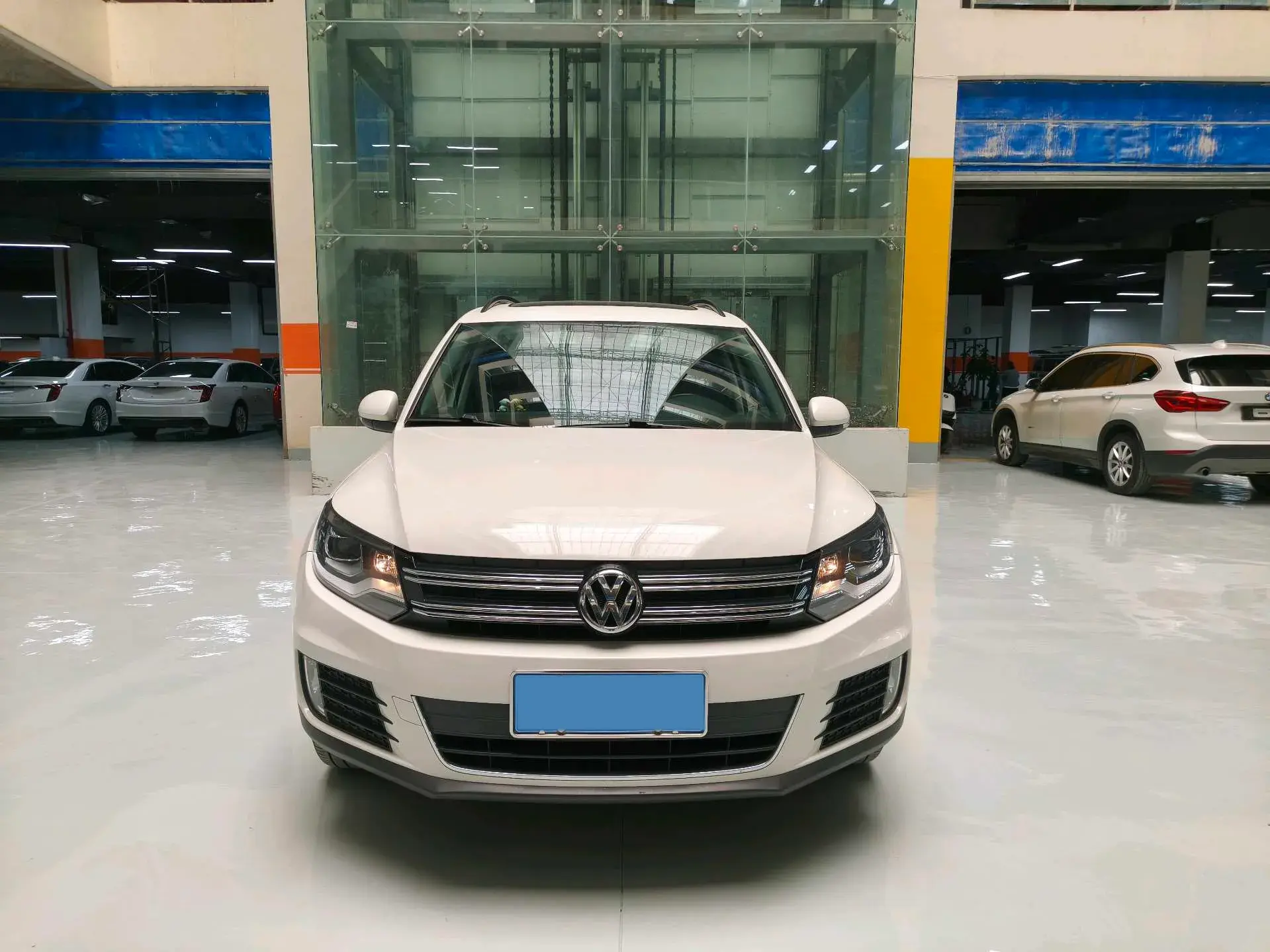 2017 VOLKSWAGEN TIGUAN thumbnail 2