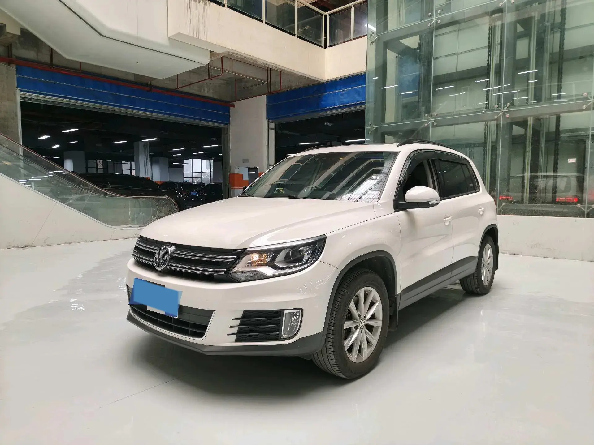 2017 VOLKSWAGEN TIGUAN view 1