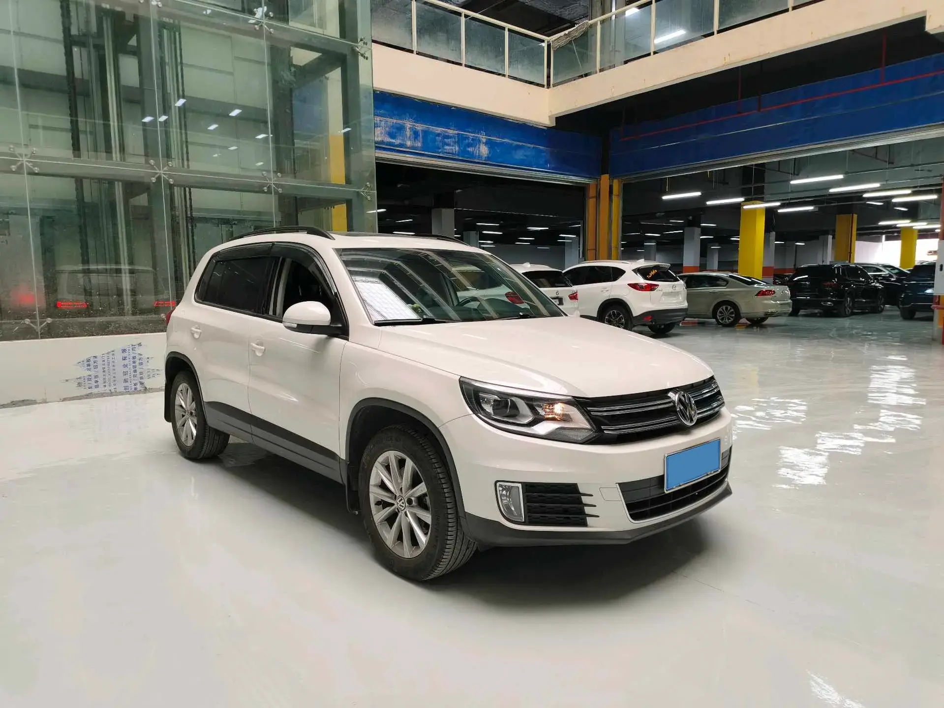 2017 VOLKSWAGEN TIGUAN thumbnail 3