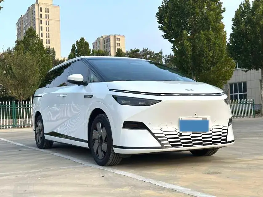 2024 XPENG X9 thumbnail 3