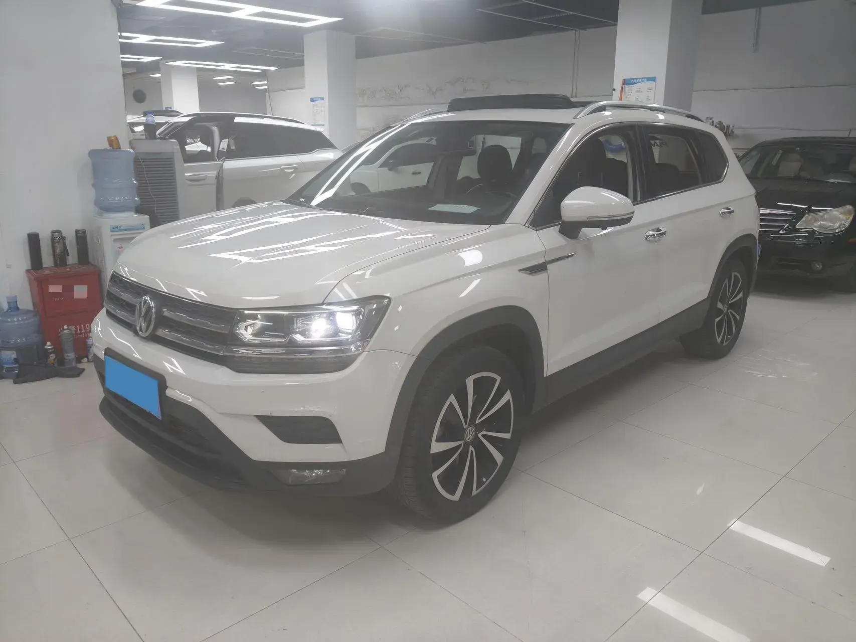 2020 VOLKSWAGEN THARU view 1