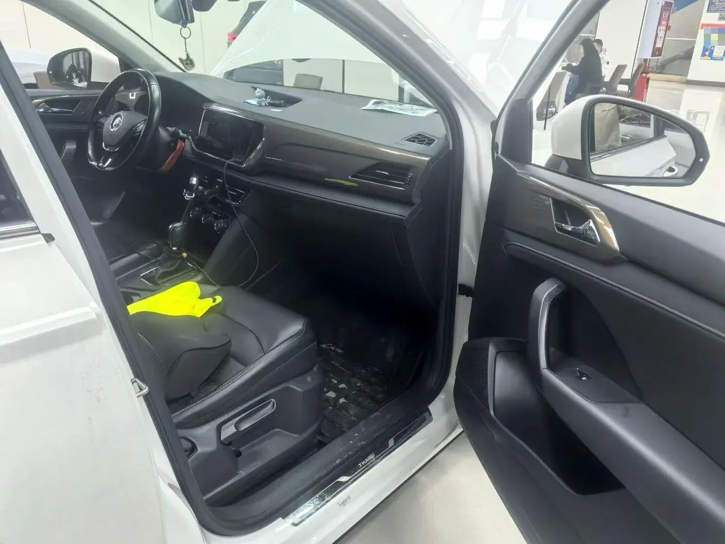 2020 VOLKSWAGEN THARU thumbnail 3