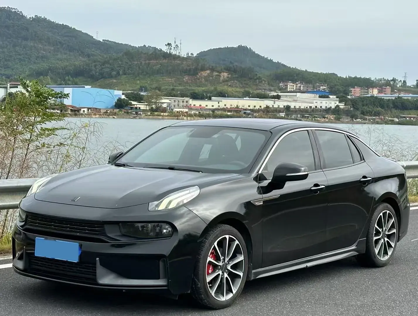 2019 LYNK&CO 03 view 1