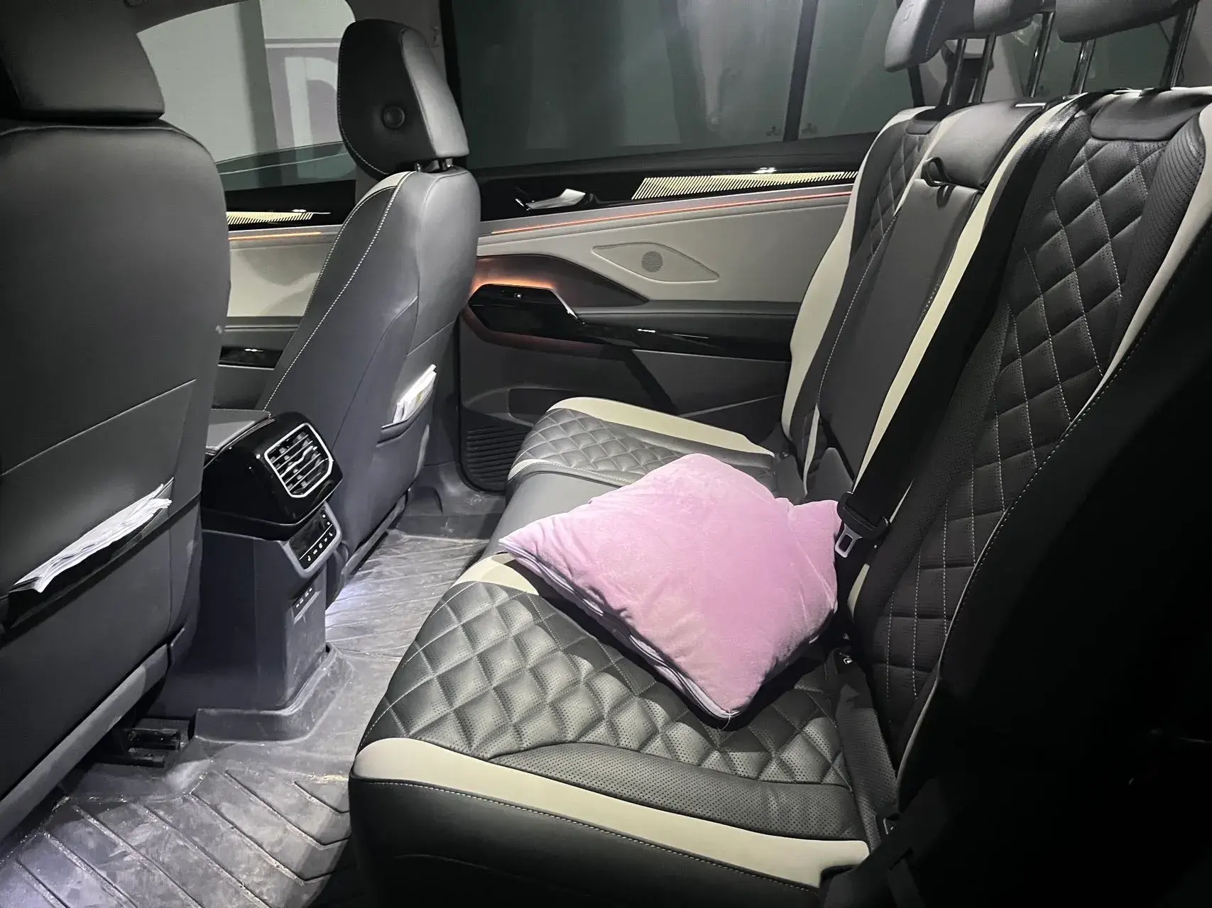 2021 VOLKSWAGEN ID.6 thumbnail 4