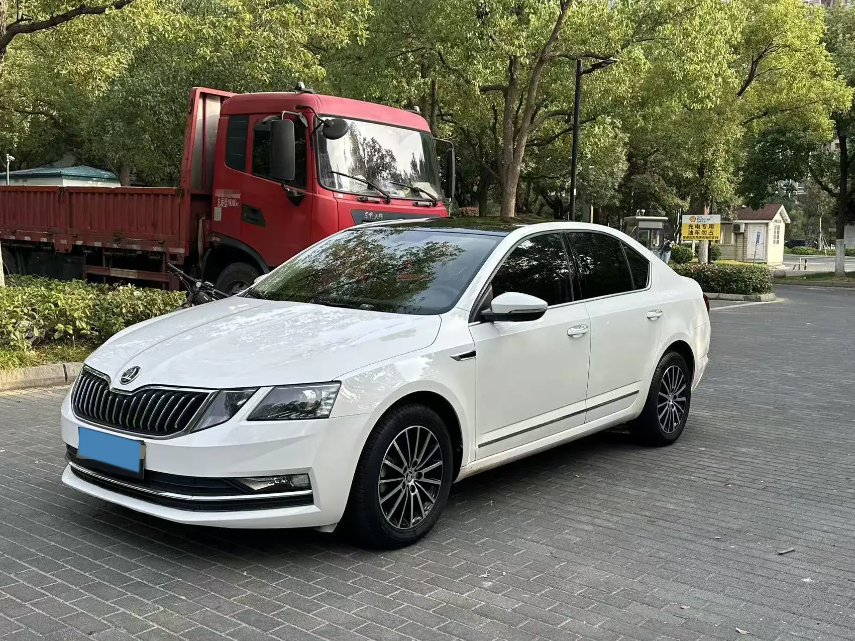 2019 SKODA OCTAVIA view 1