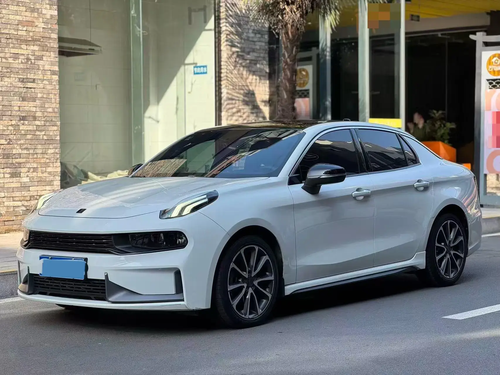 2019 LYNK&CO 03 view 1