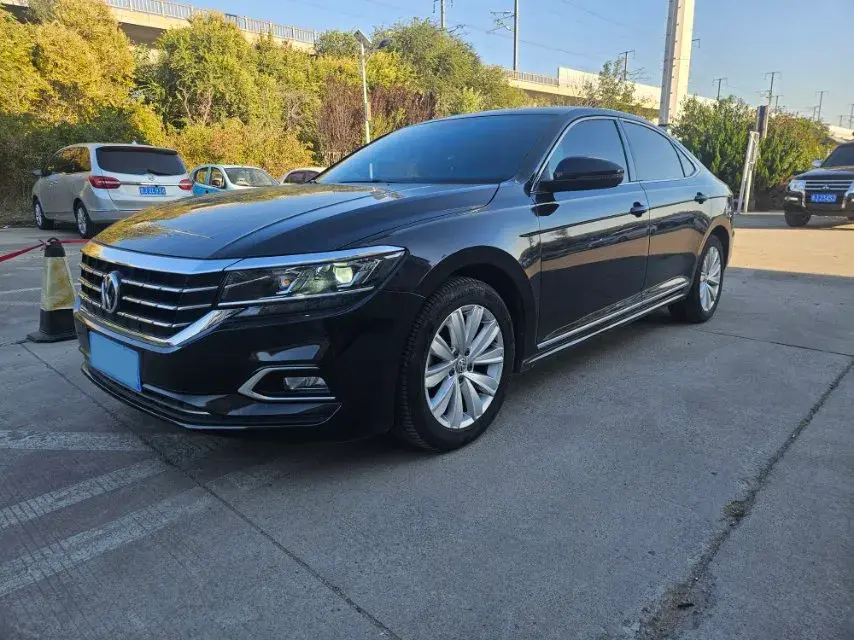 2019 VOLKSWAGEN PASSAT view 1