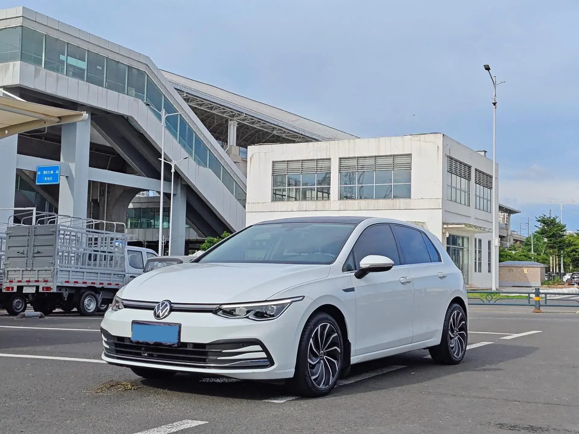 2021 VOLKSWAGEN GOLF view 1