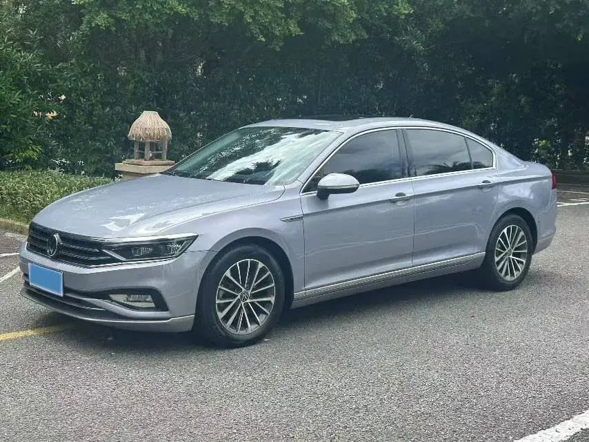 2020 VOLKSWAGEN MAGOTAN view 1