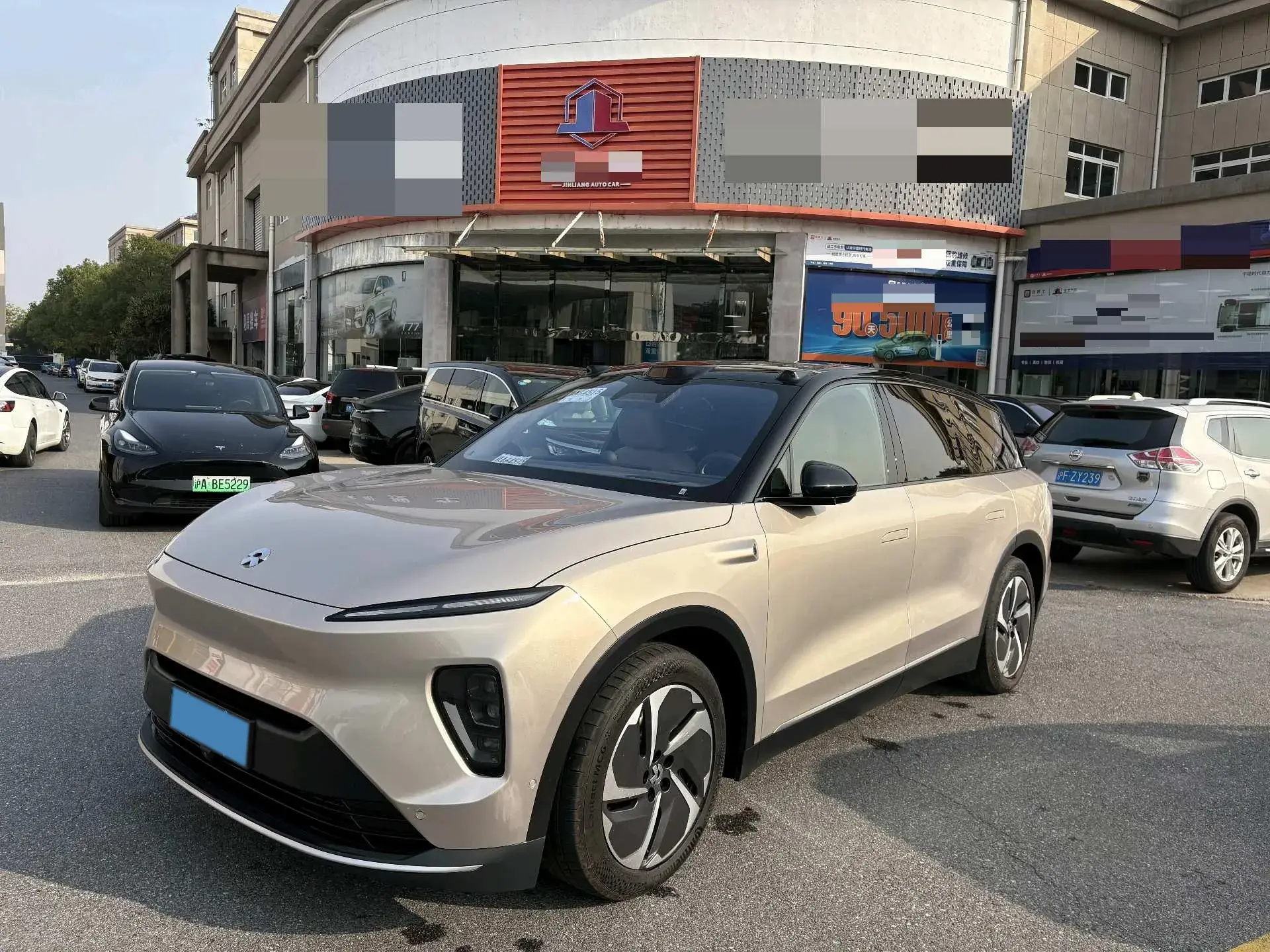 2023 NIO ES8 view 1