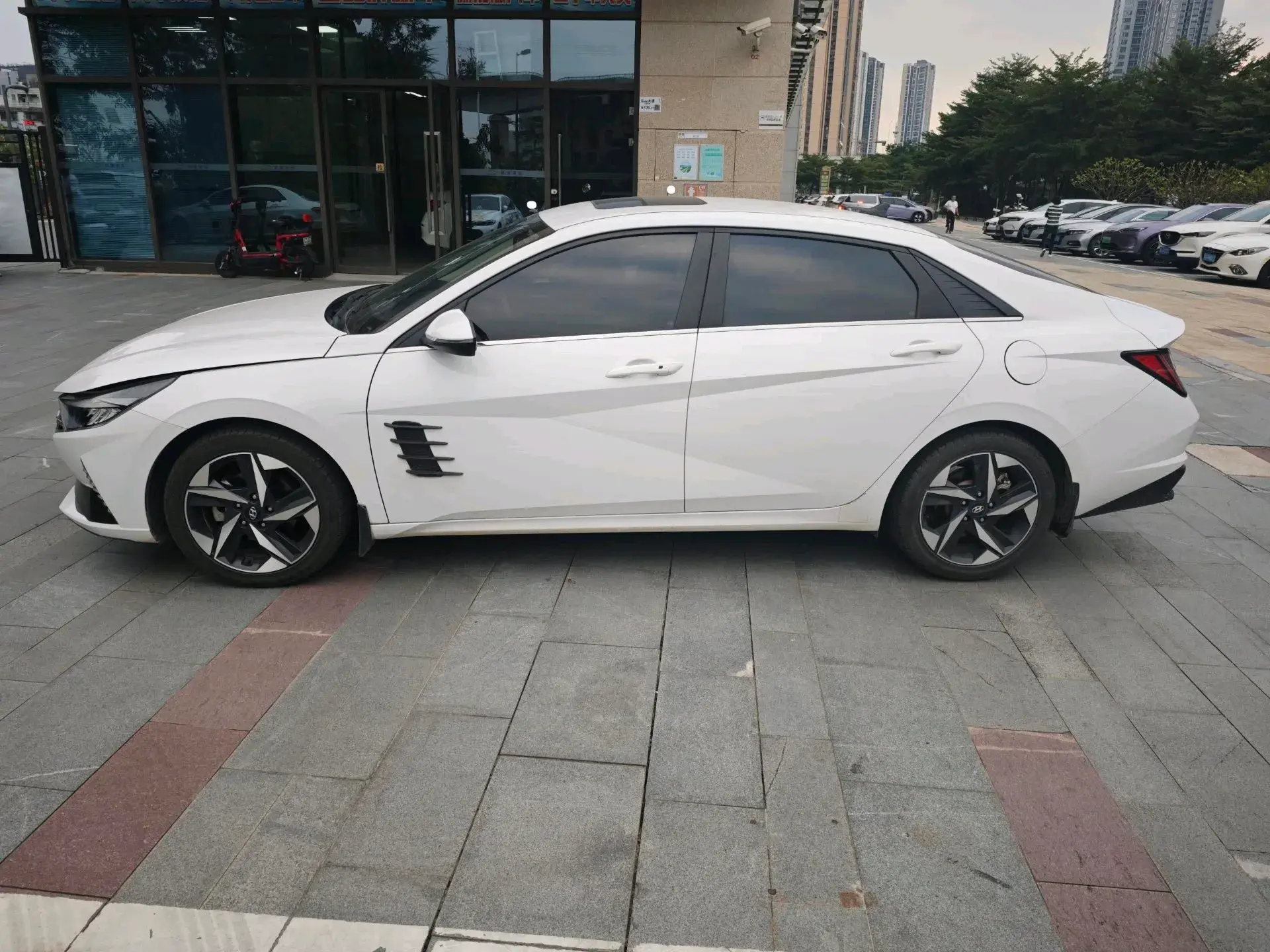 2021 HYUNDAI ELANTRA thumbnail 3