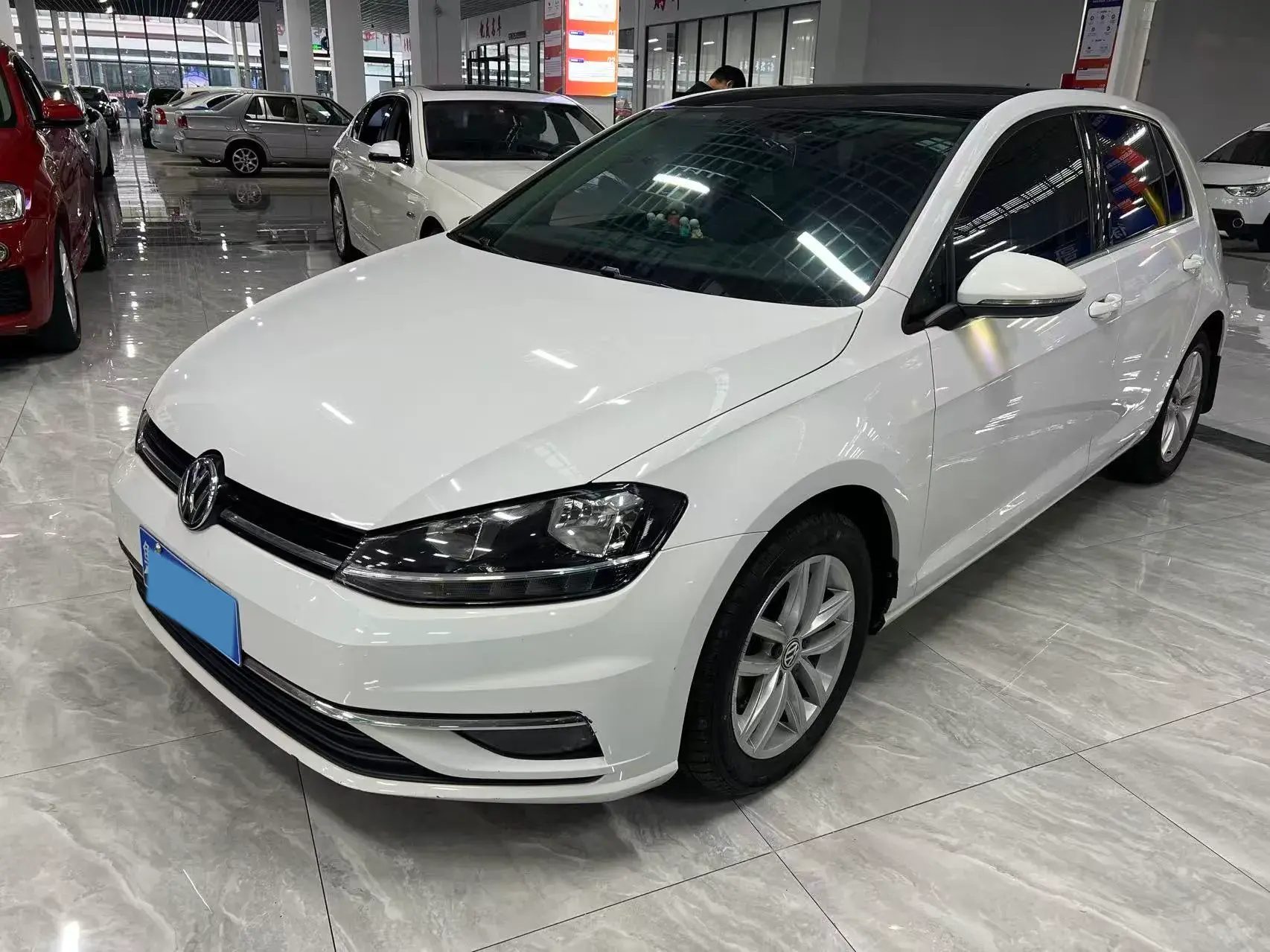 2019 VOLKSWAGEN GOLF view 1