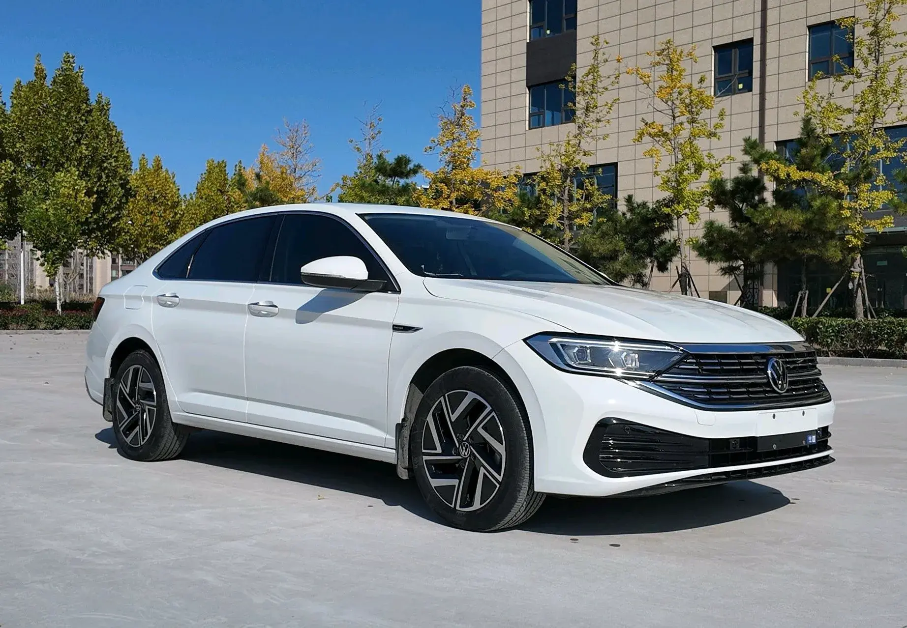 2022 VOLKSWAGEN SAGITAR thumbnail 3