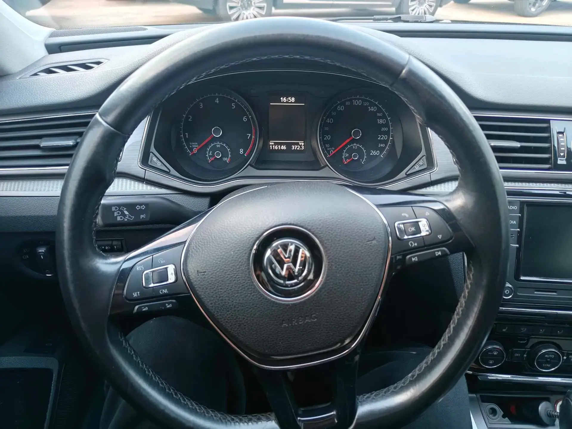 2017 VOLKSWAGEN PASSAT thumbnail 3