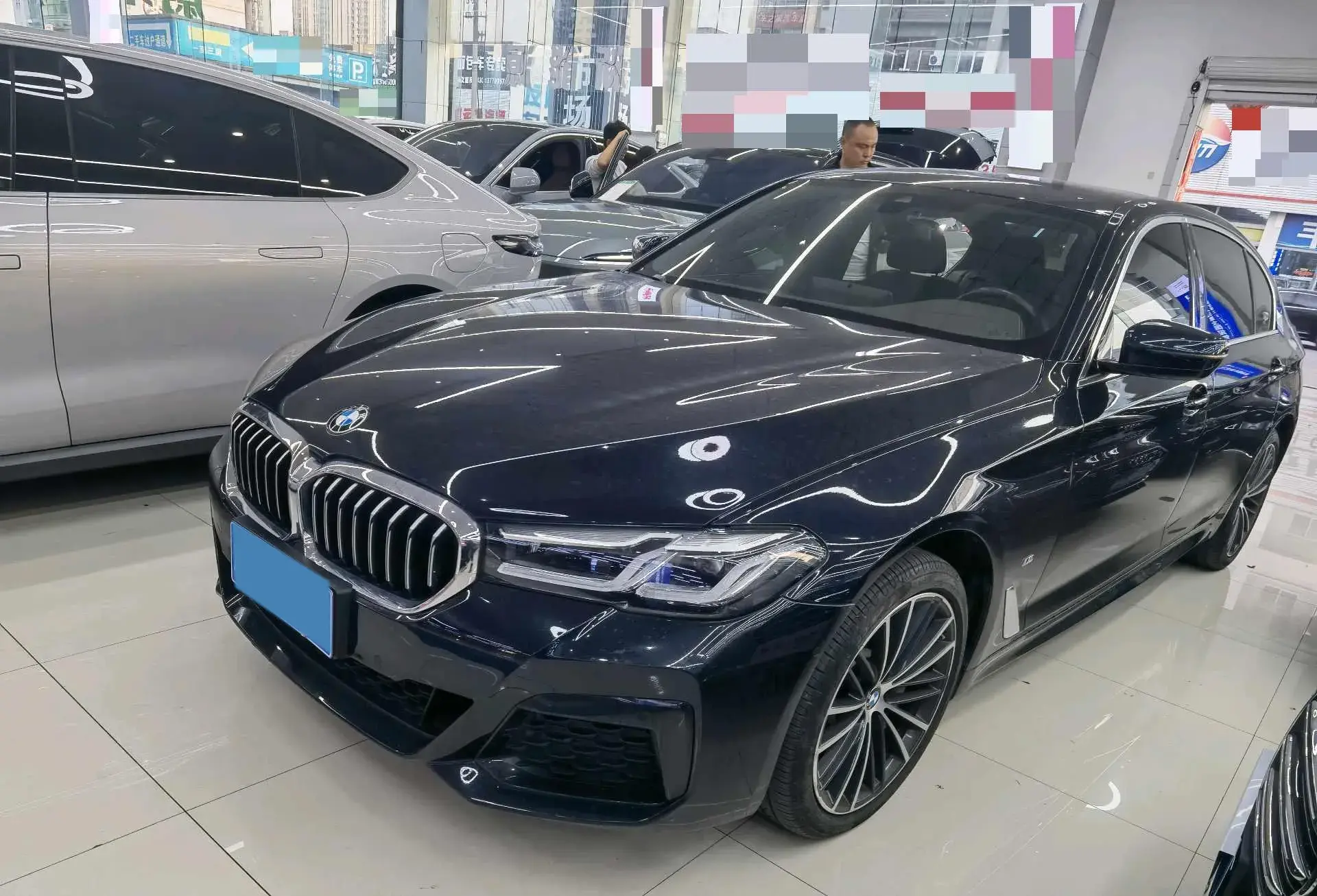 2022 BMW 5 view 1