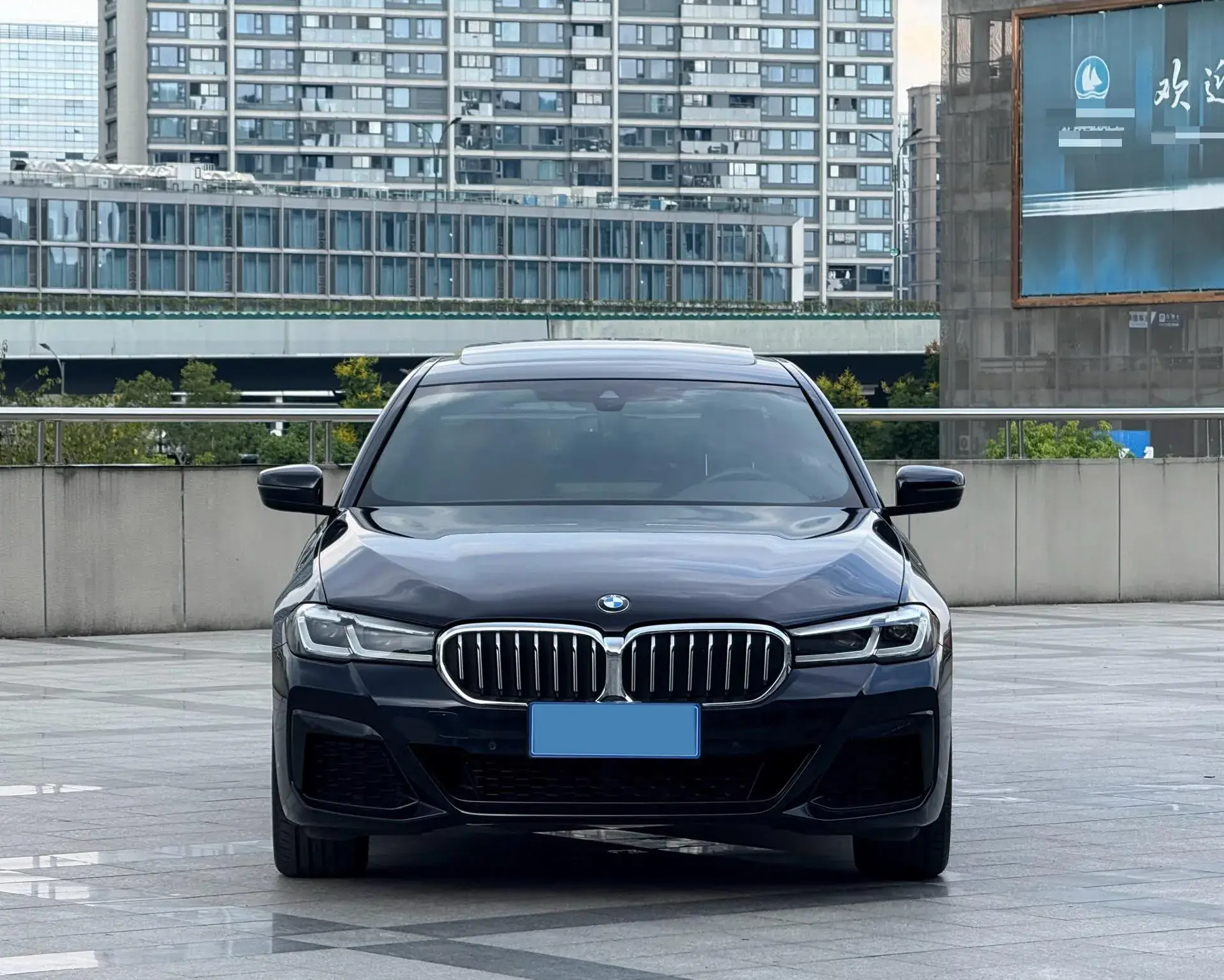 2022 BMW 5 thumbnail 2