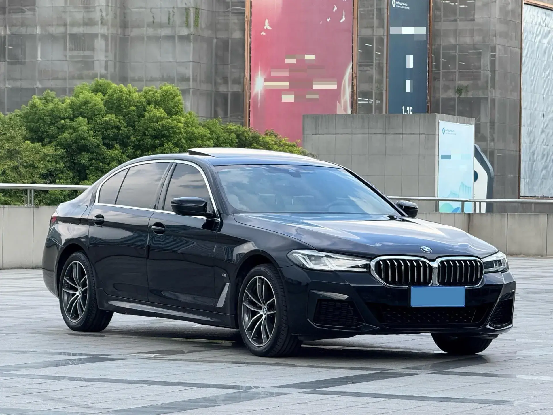 2022 BMW 5 thumbnail 3