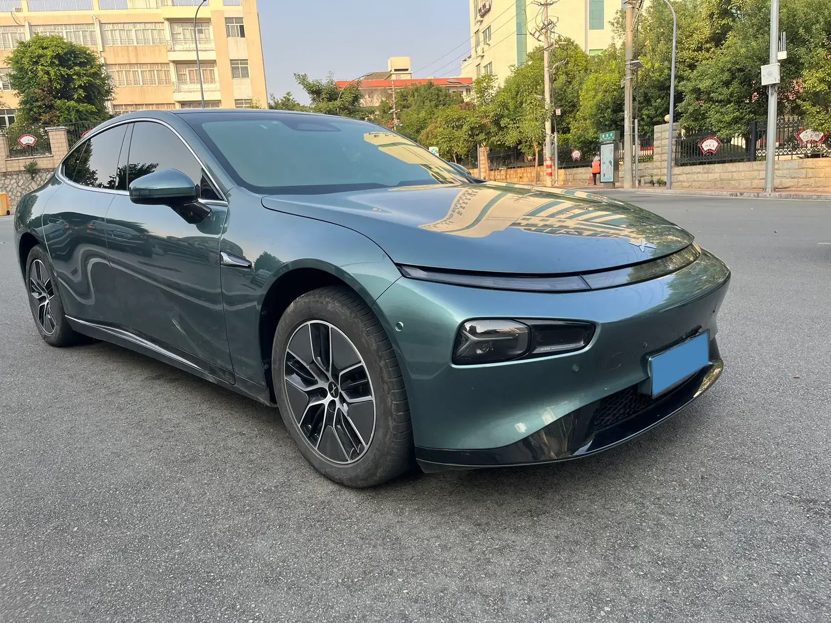 2023 XPENG P7 thumbnail 3