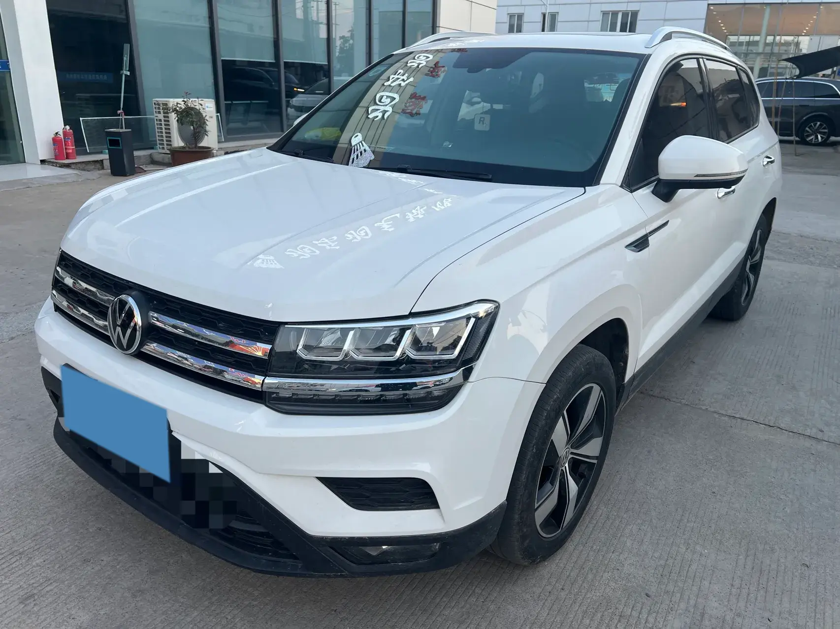2019 VOLKSWAGEN THARU view 1