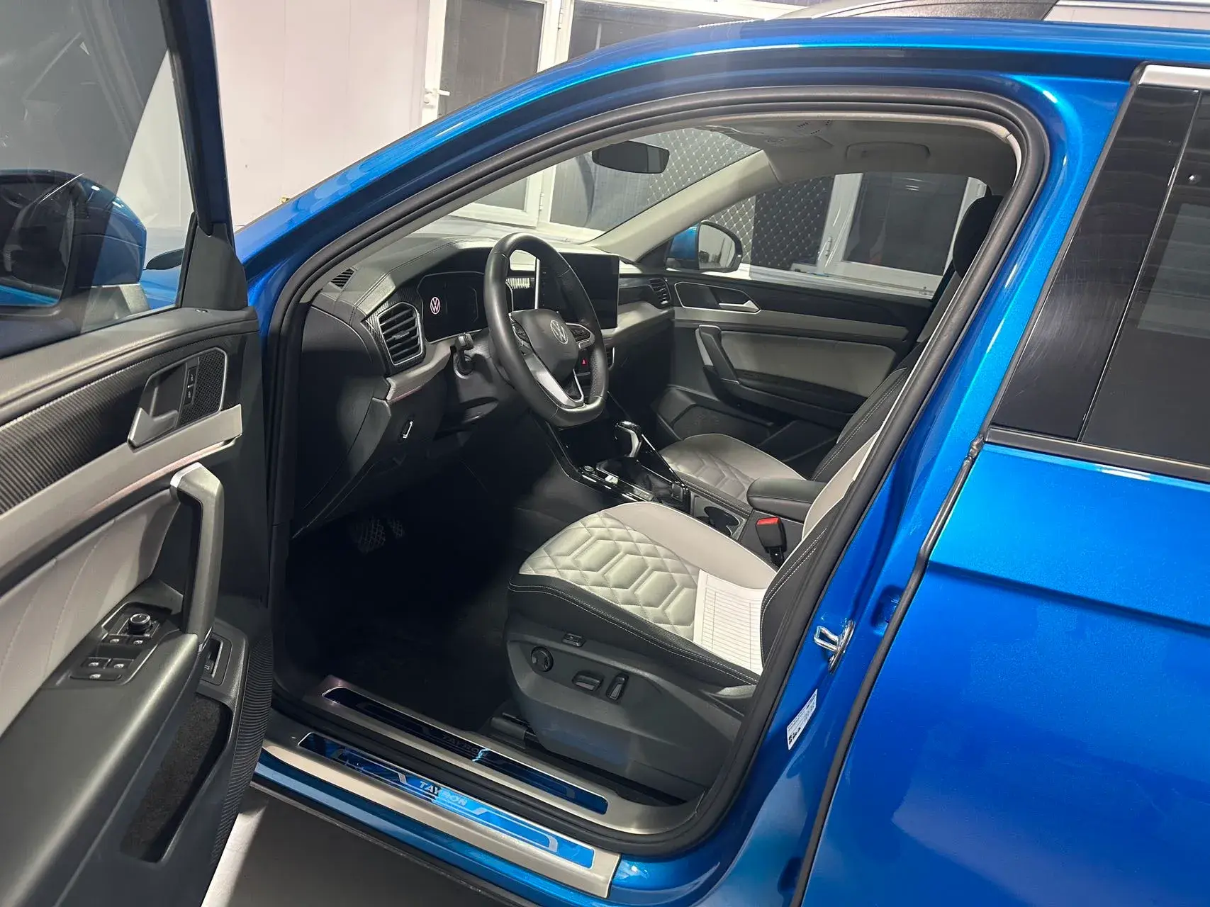 2023 VOLKSWAGEN TAYRON thumbnail 4