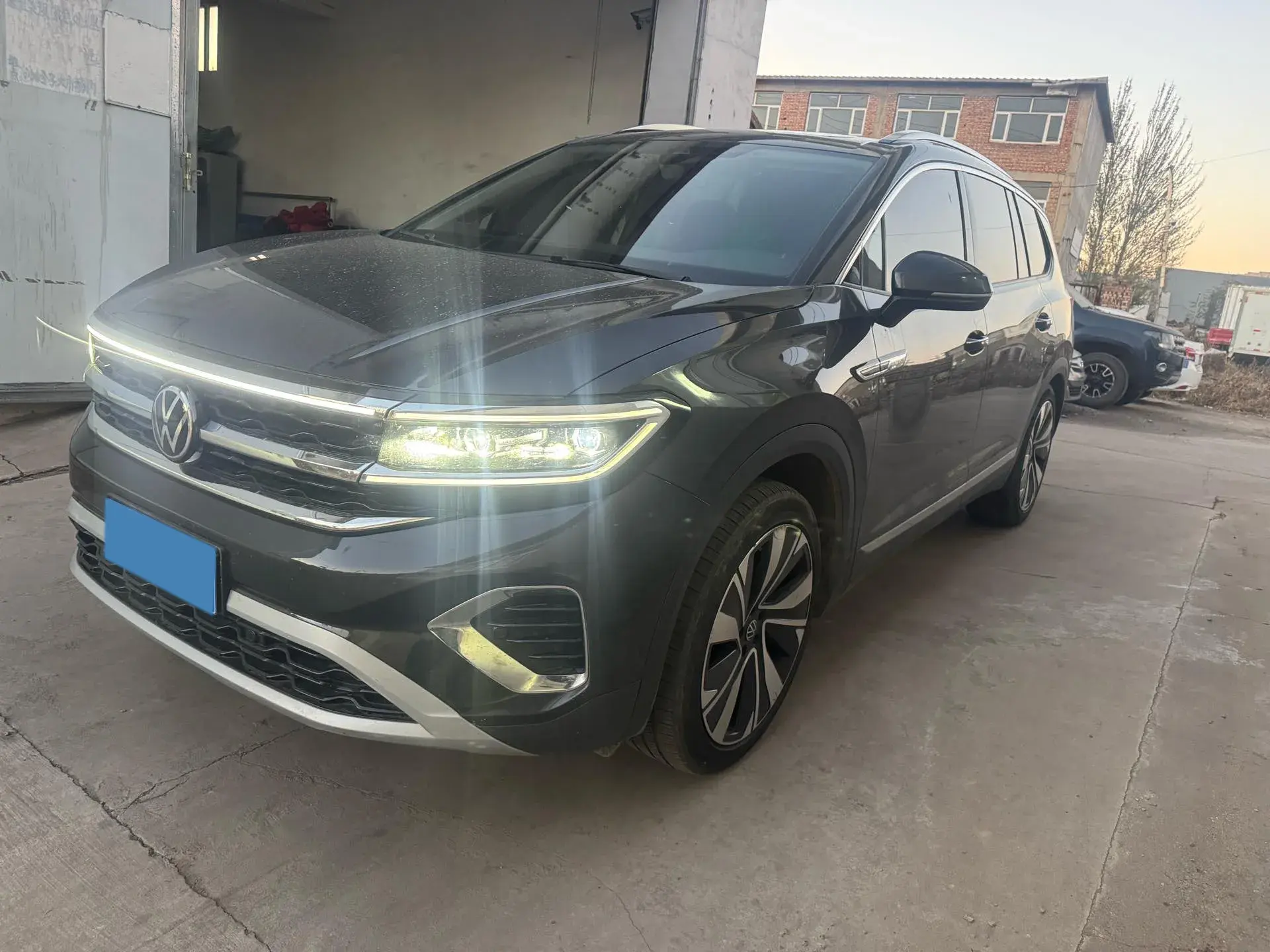 2021 VOLKSWAGEN TALAGON view 1