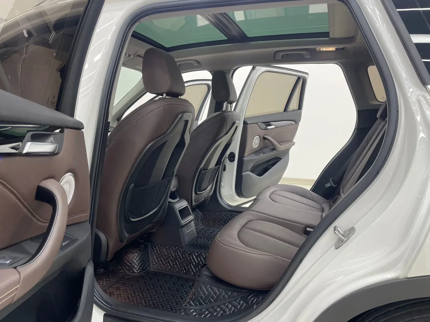 2021 BMW X1 thumbnail 4