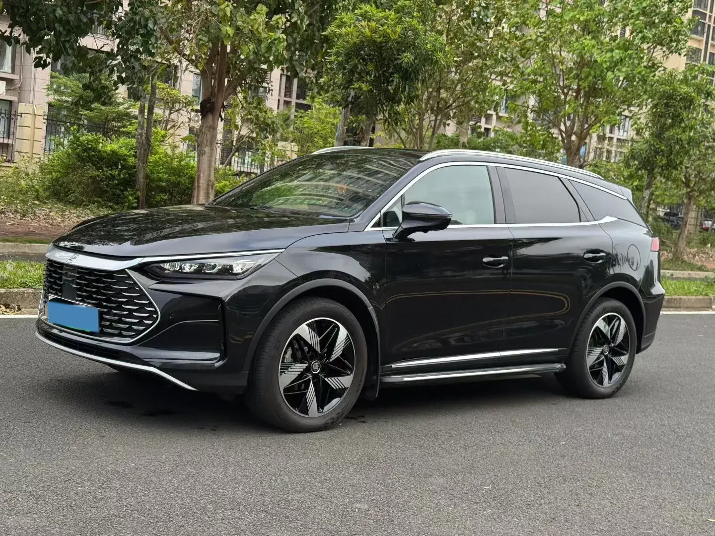 2024 BYD TANG view 1