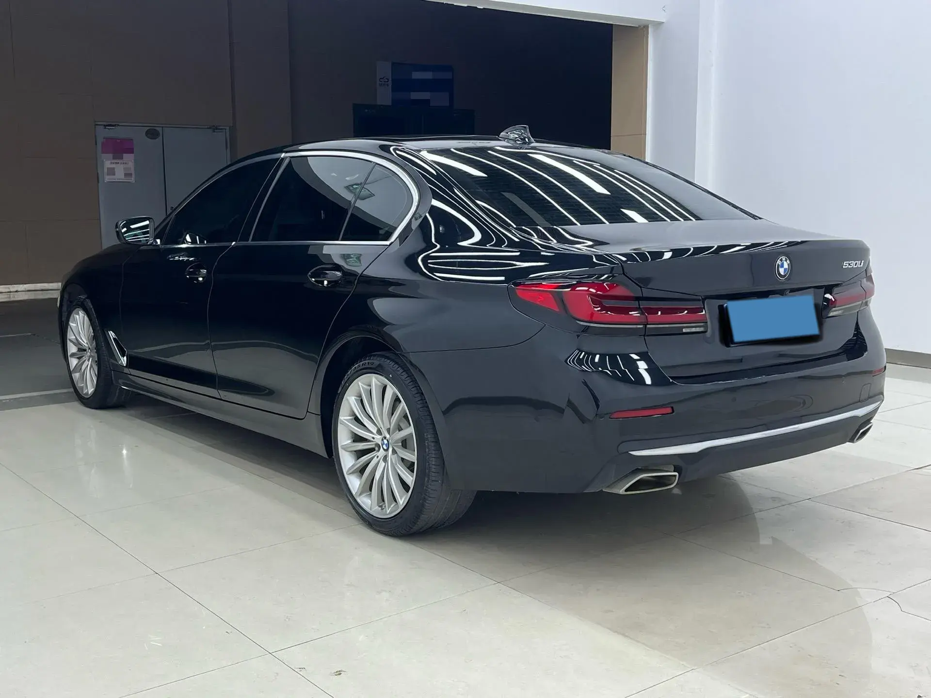 2021 BMW 5 thumbnail 3