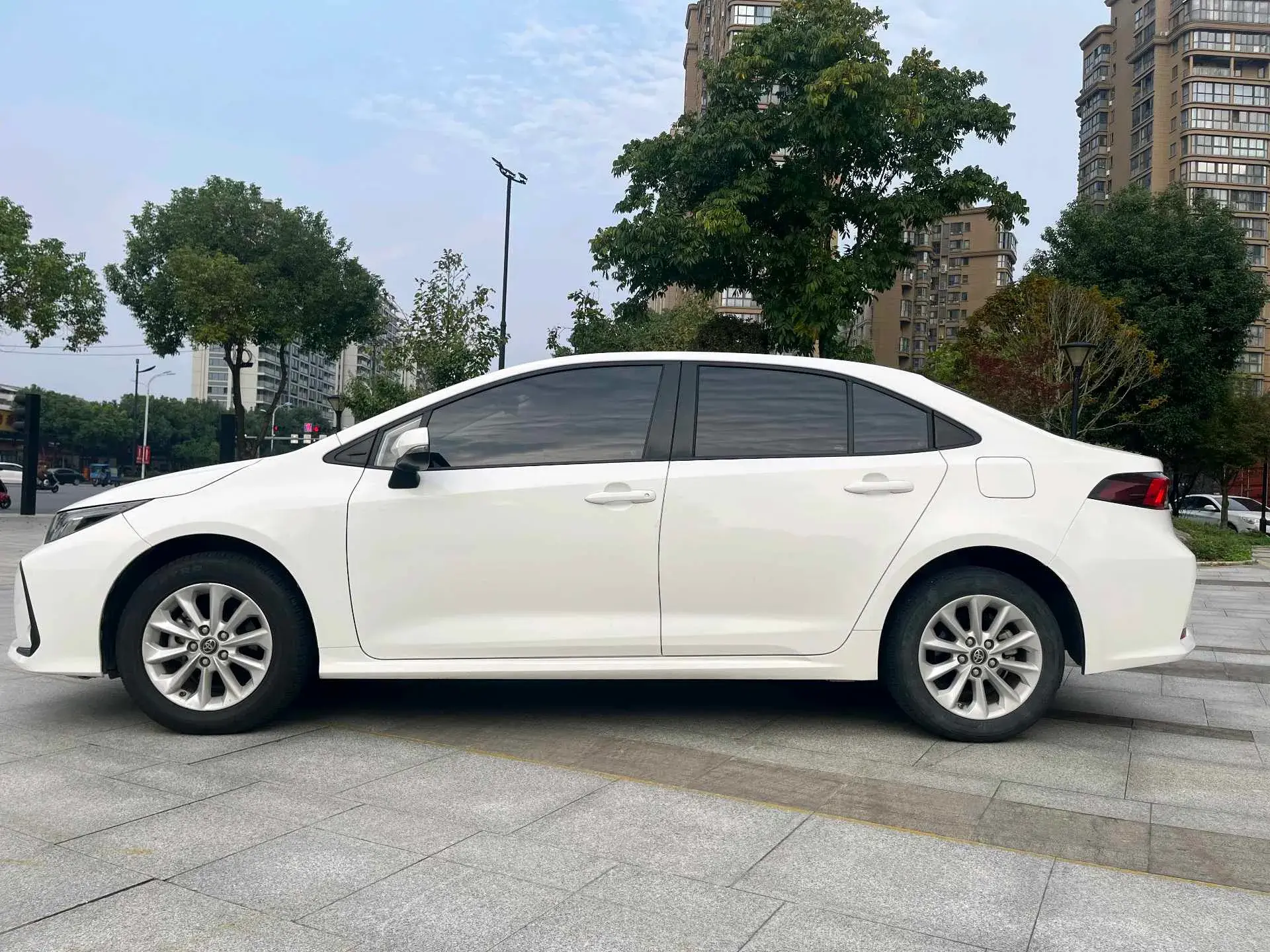 2021 TOYOTA COROLLA thumbnail 3