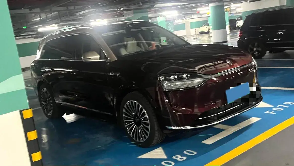 2025 AITO AITO thumbnail 3