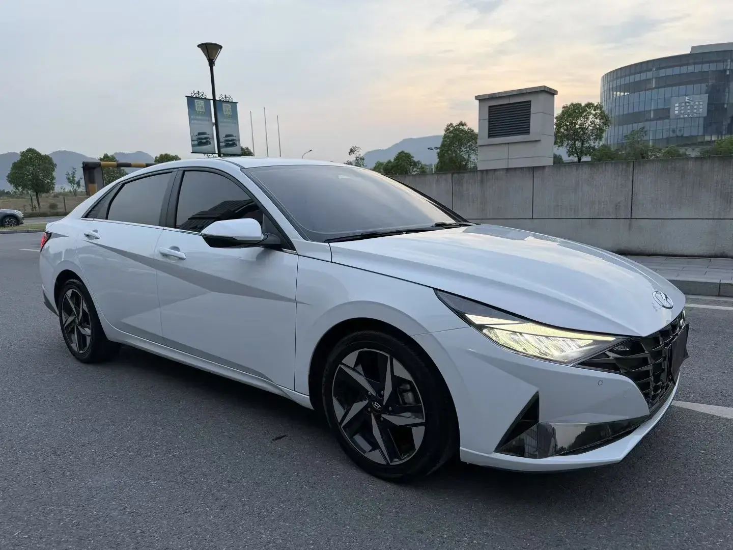 2023 HYUNDAI ELANTRA thumbnail 3